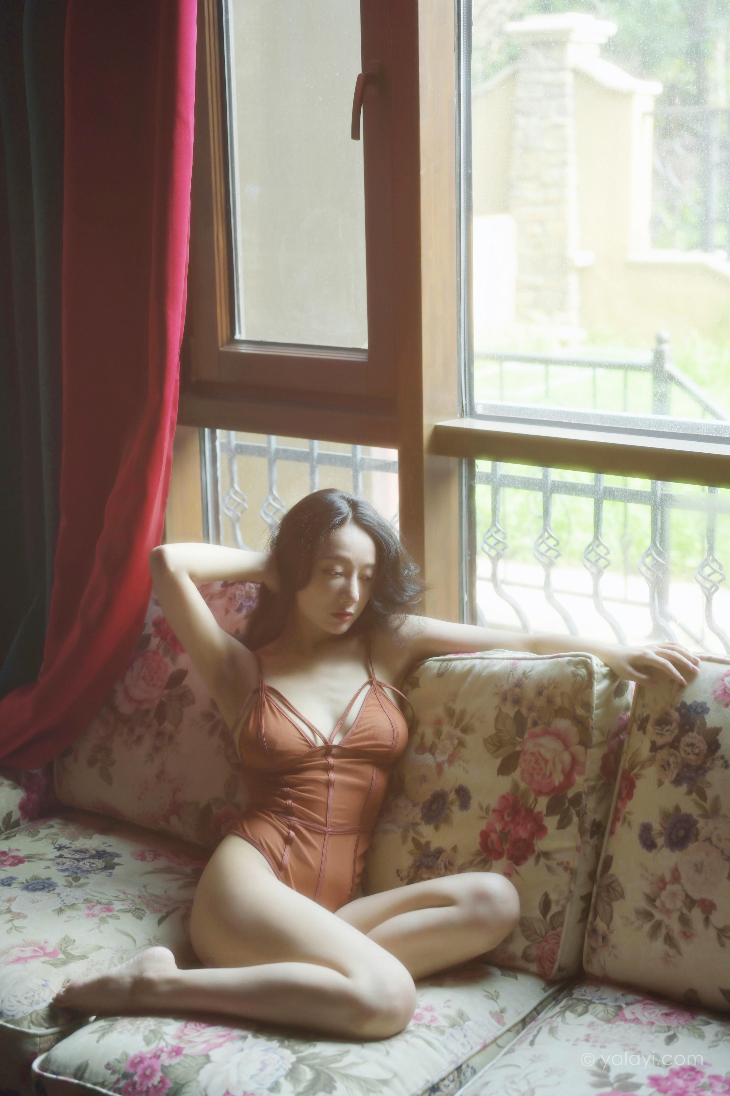 [YALAYI雅拉伊]2022.07.26 忆往昔 何嘉颖 橙色吊带连体内衣性感私房写真集第10张