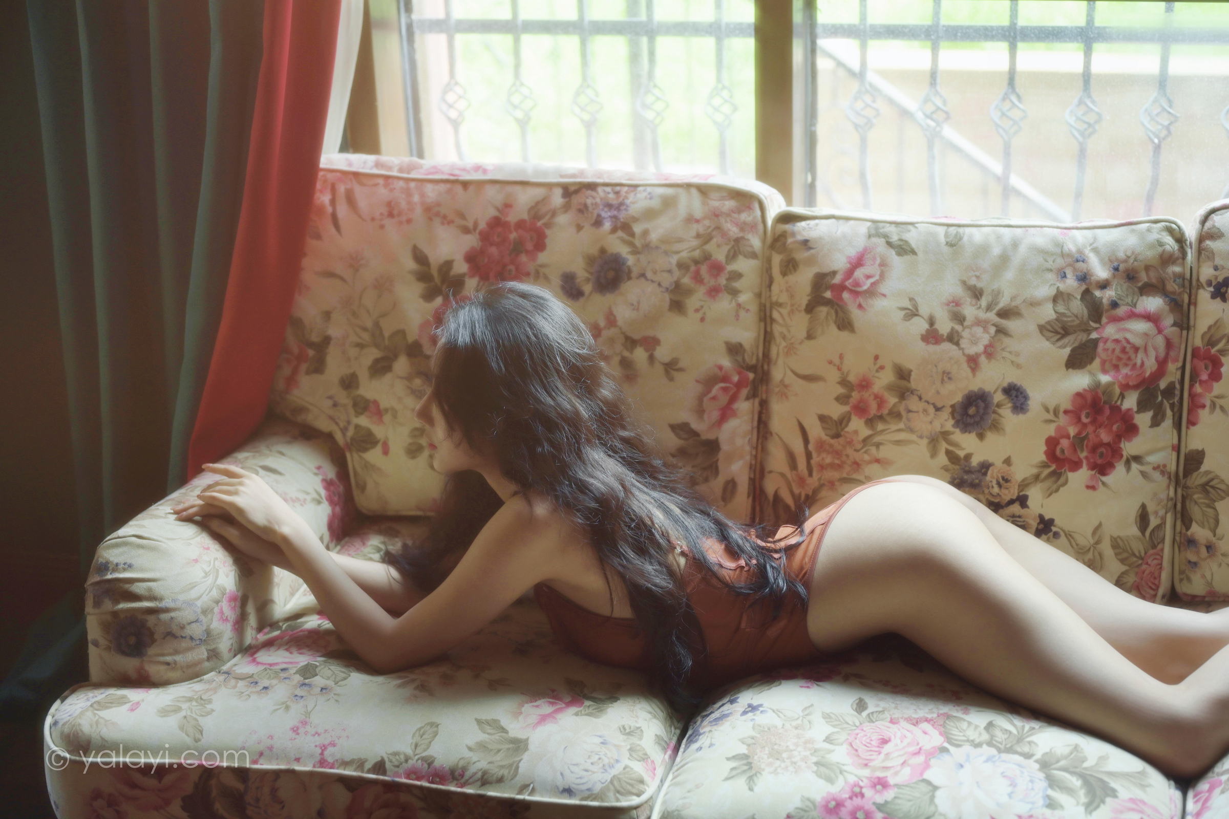 [YALAYI雅拉伊]2022.07.26 忆往昔 何嘉颖 橙色吊带连体内衣性感私房写真集第11张