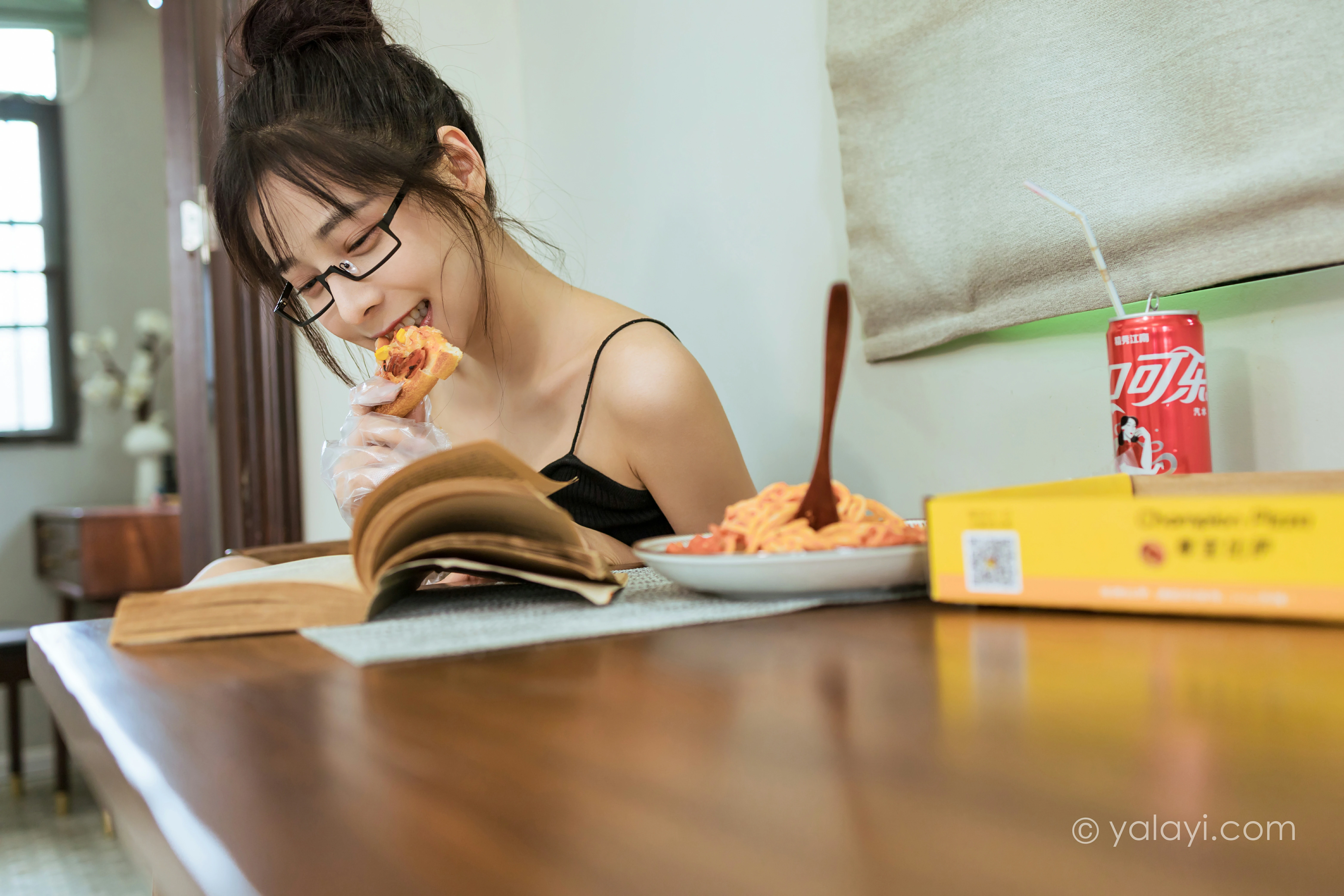 [YALAYI雅拉伊]NO.836 日常 诗咏 黑色性感小背心加牛仔热裤清纯可爱写真集第6张