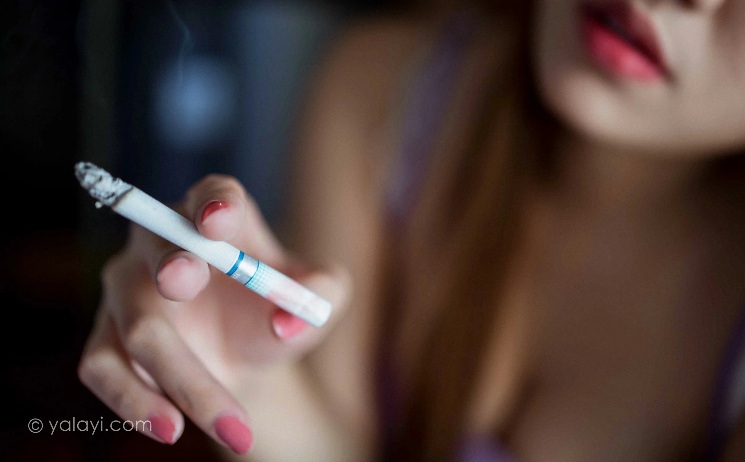 [YALAYI雅拉伊]NO.742 《失恋后》 虞艺 粉色性感小背心加牛仔短裙私房写真集第4张