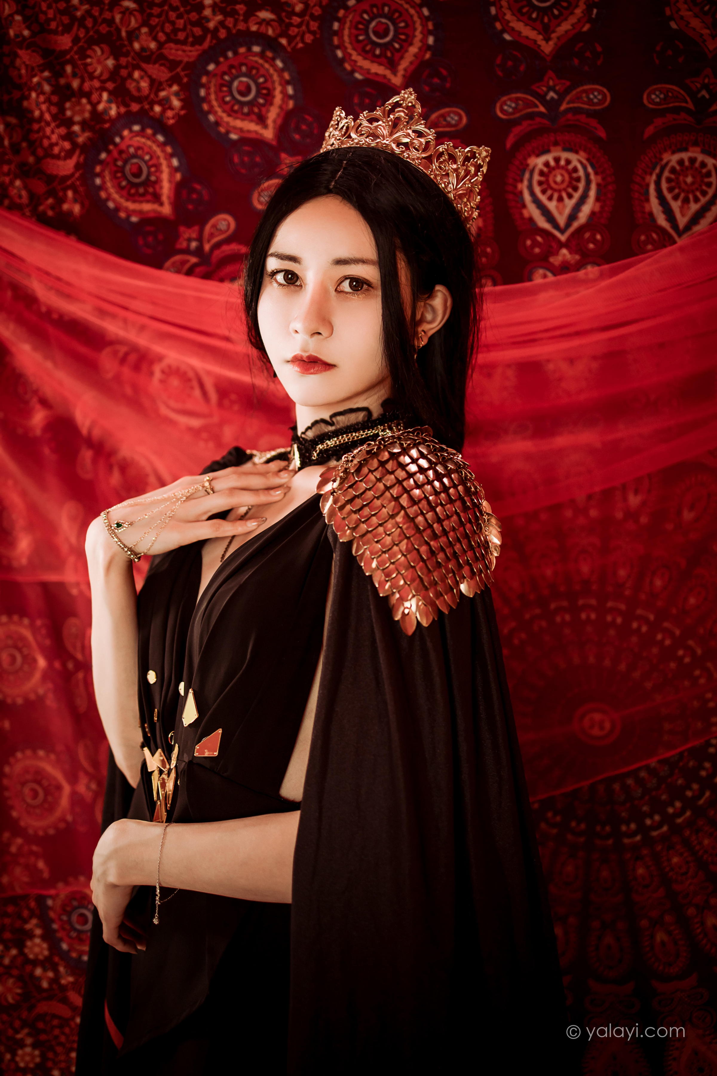 [YALAYI雅拉伊]2022.07.29 鬼刀公主 陈若冰 黑色披肩加黑色深V情趣礼服裙性感私房写真集第3张