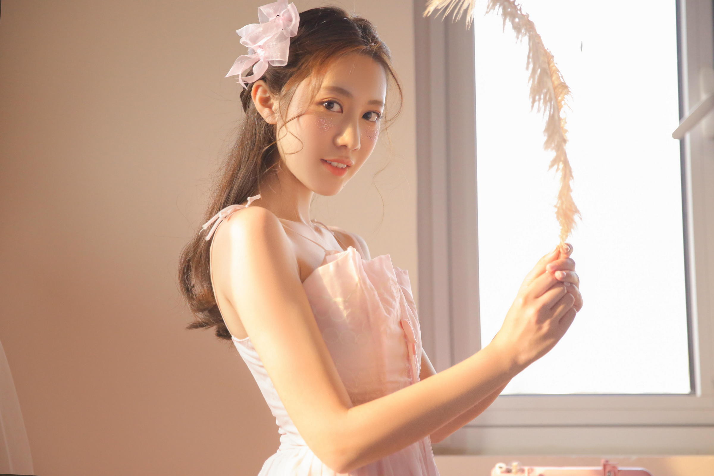 [YALAYI雅拉伊]2022.04.27 甜酷女生 粉色吊带连衣裙与白色和服清纯写真集第11张