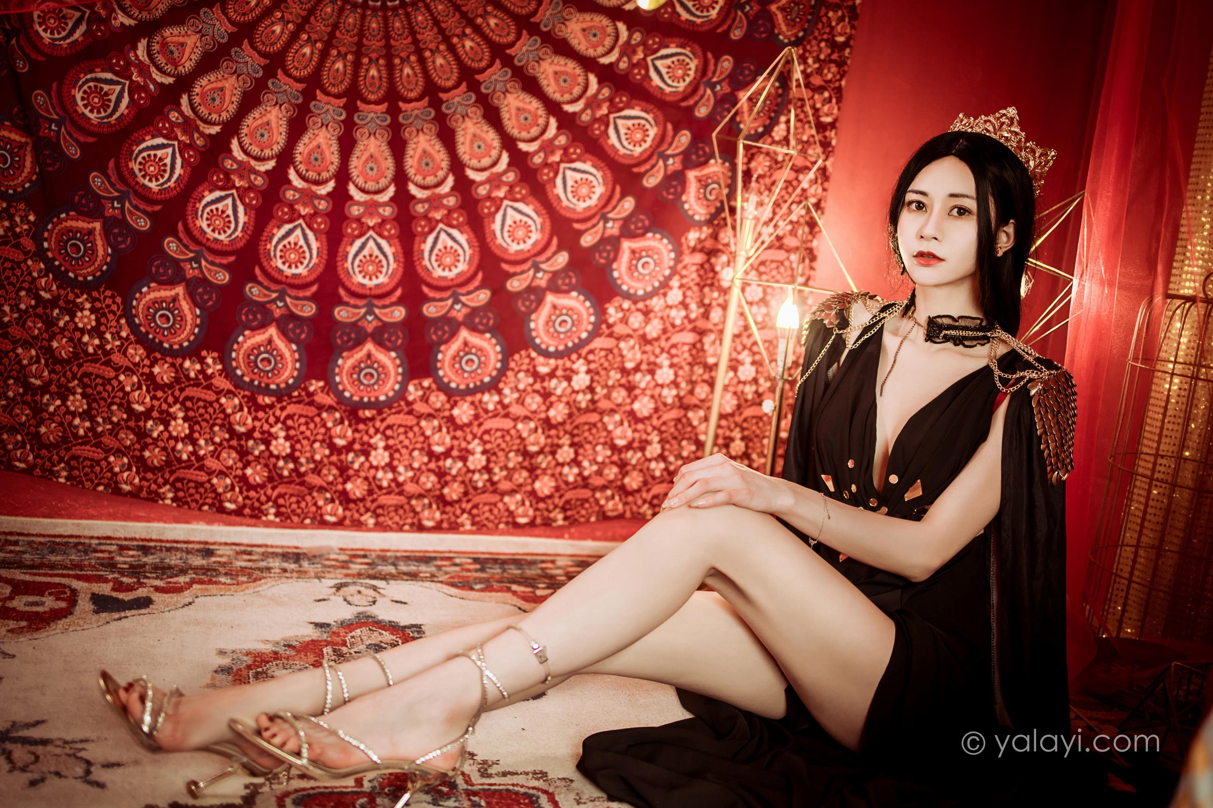 [YALAYI雅拉伊]2022.07.29 鬼刀公主 陈若冰 黑色披肩加黑色深V情趣礼服裙性感私房写真集第5张