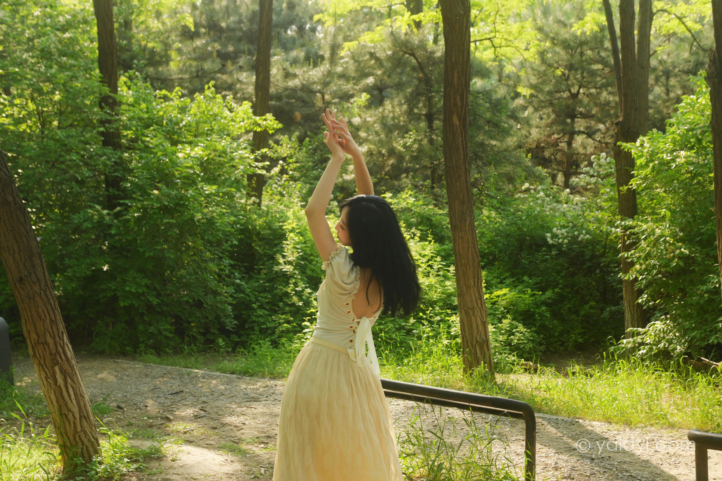 [YALAYI雅拉伊]2022.06.15 气息 佳佳 白色裸背短袖加黄色长裙清纯写真集第12张