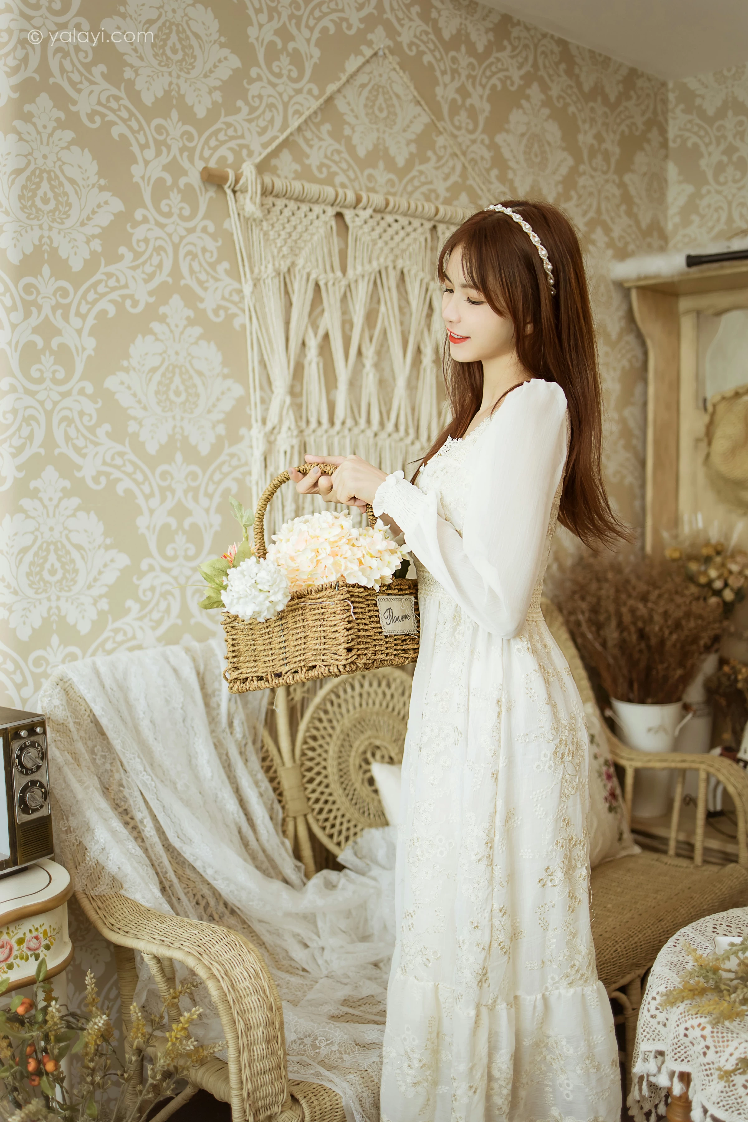 [YALAYI雅拉伊]2021.11.29 花白裙 茹莎 白色休闲蕾丝连衣裙居家性感写真集第4张