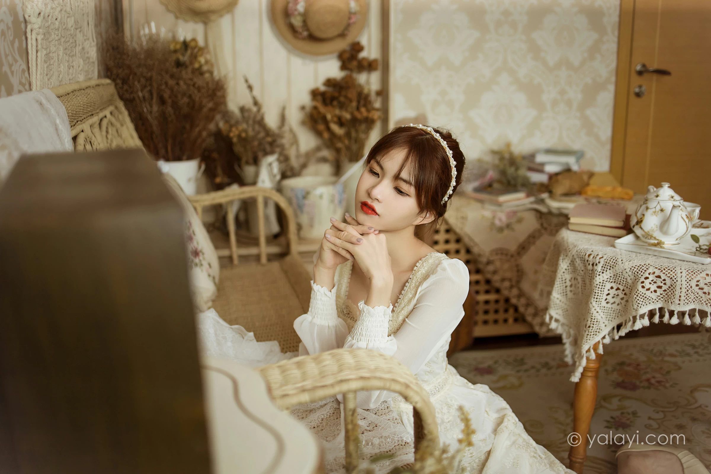 [YALAYI雅拉伊]2021.11.29 花白裙 茹莎 白色休闲蕾丝连衣裙居家性感写真集第7张