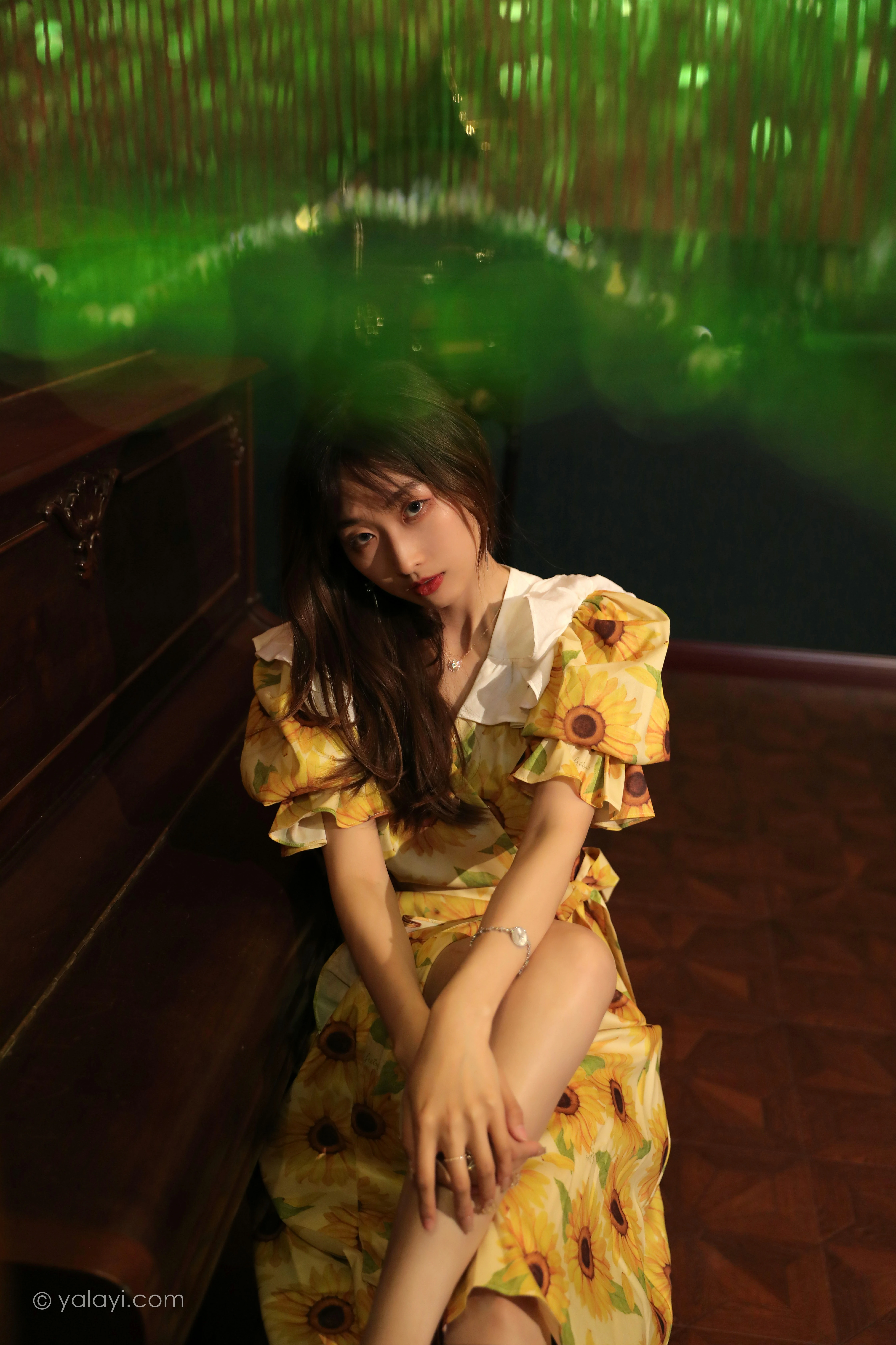 [YALAYI雅拉伊]NO.816 只剩下钢琴 佳佳 黄色连衣裙居家复古写真集第9张