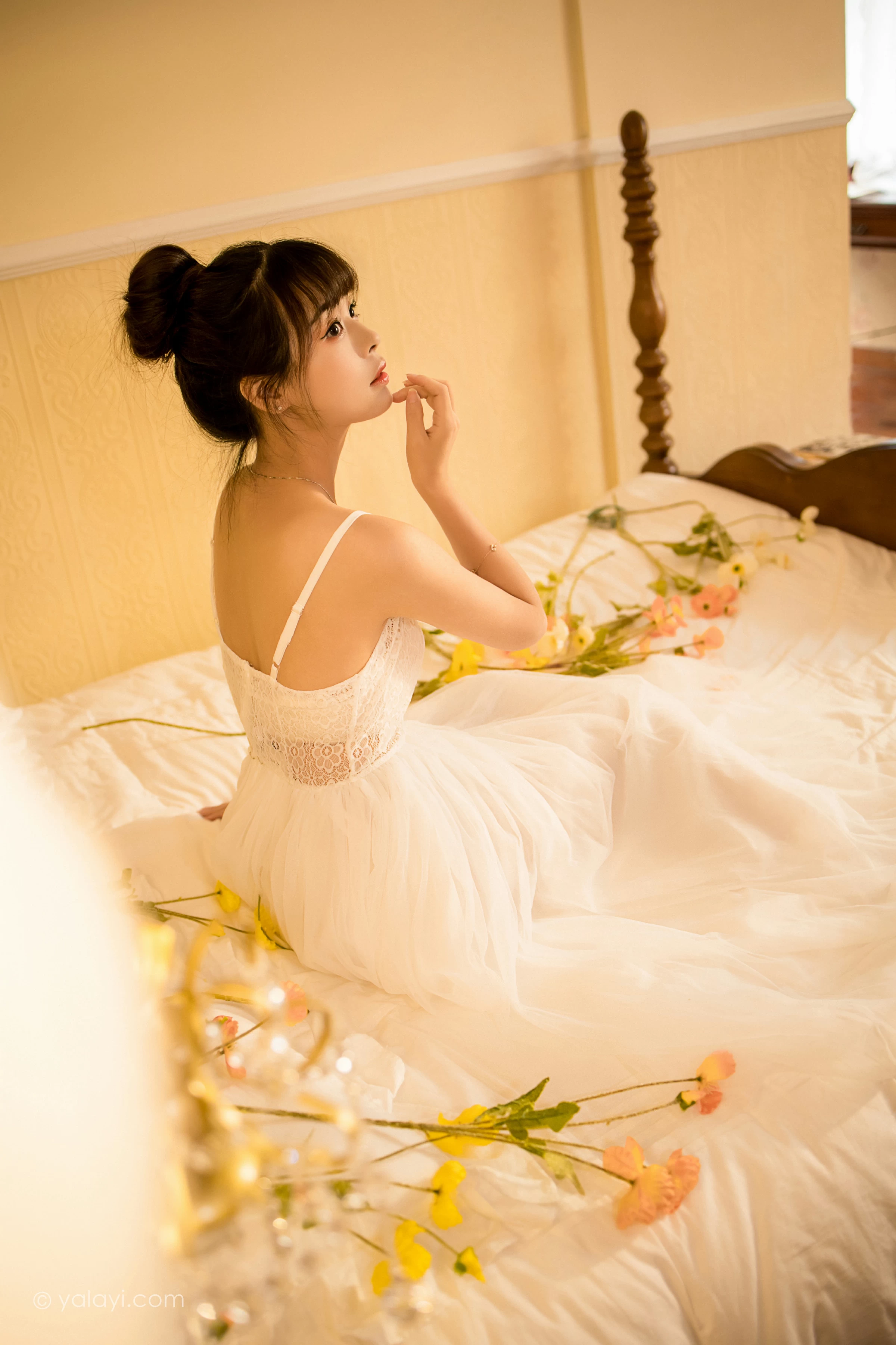 [YALAYI雅拉伊]2021.12.28 芭蕾公主 程小蝶 白色吊带镂空连衣裙与蕾丝丝袜性感写真集第4张