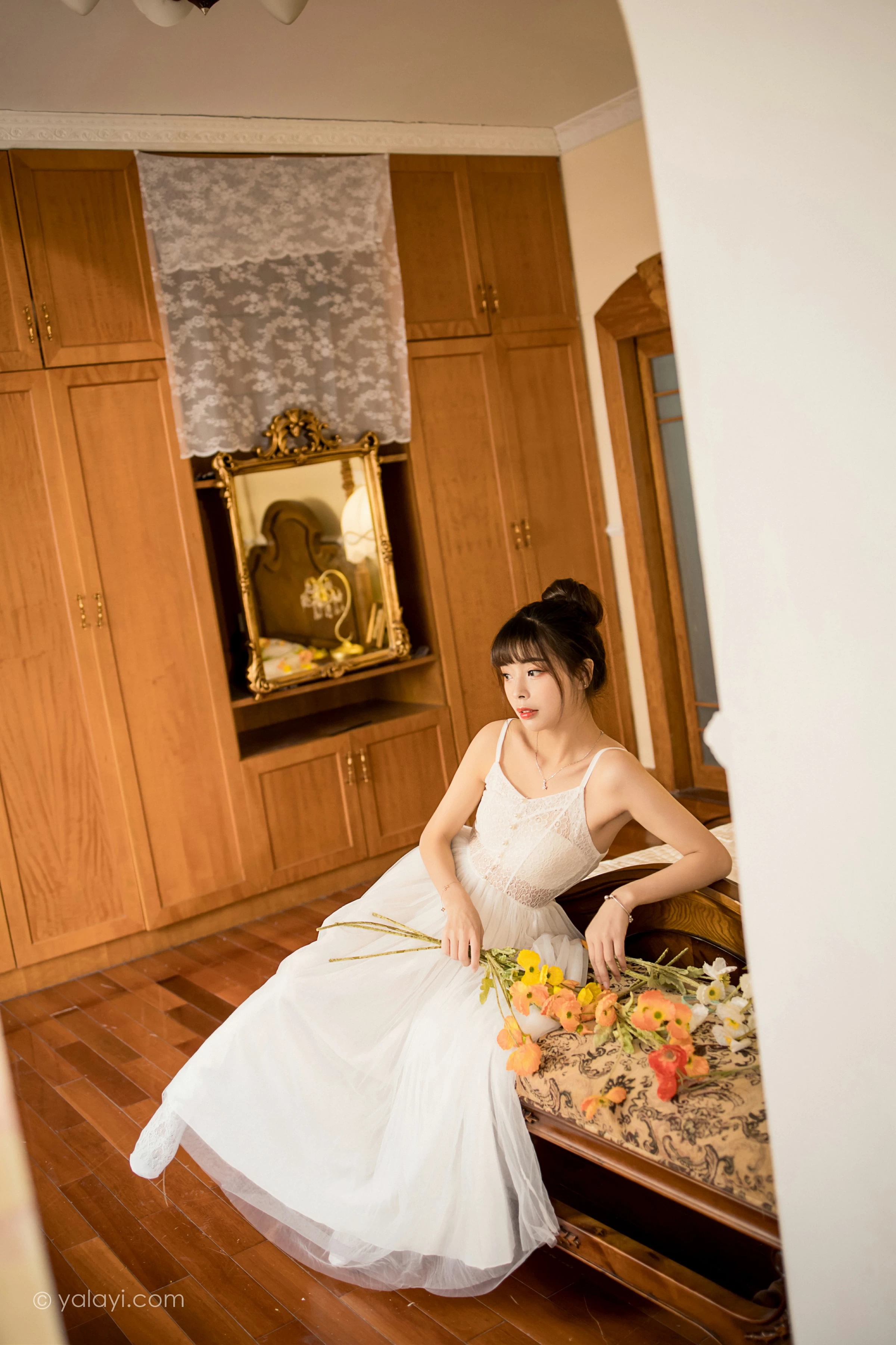 [YALAYI雅拉伊]2021.12.28 芭蕾公主 程小蝶 白色吊带镂空连衣裙与蕾丝丝袜性感写真集第10张