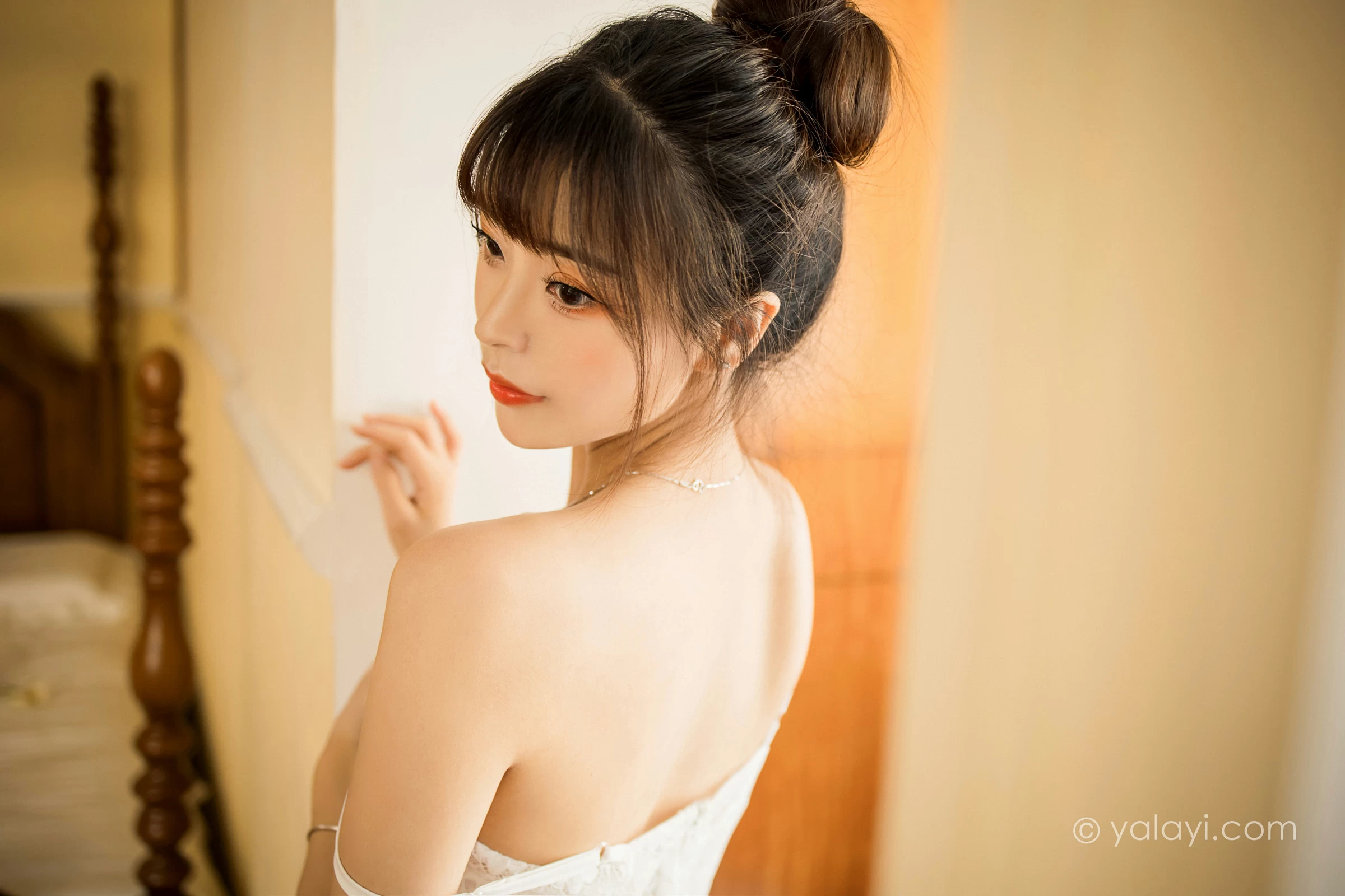 [YALAYI雅拉伊]2021.12.28 芭蕾公主 程小蝶 白色吊带镂空连衣裙与蕾丝丝袜性感写真集第14张