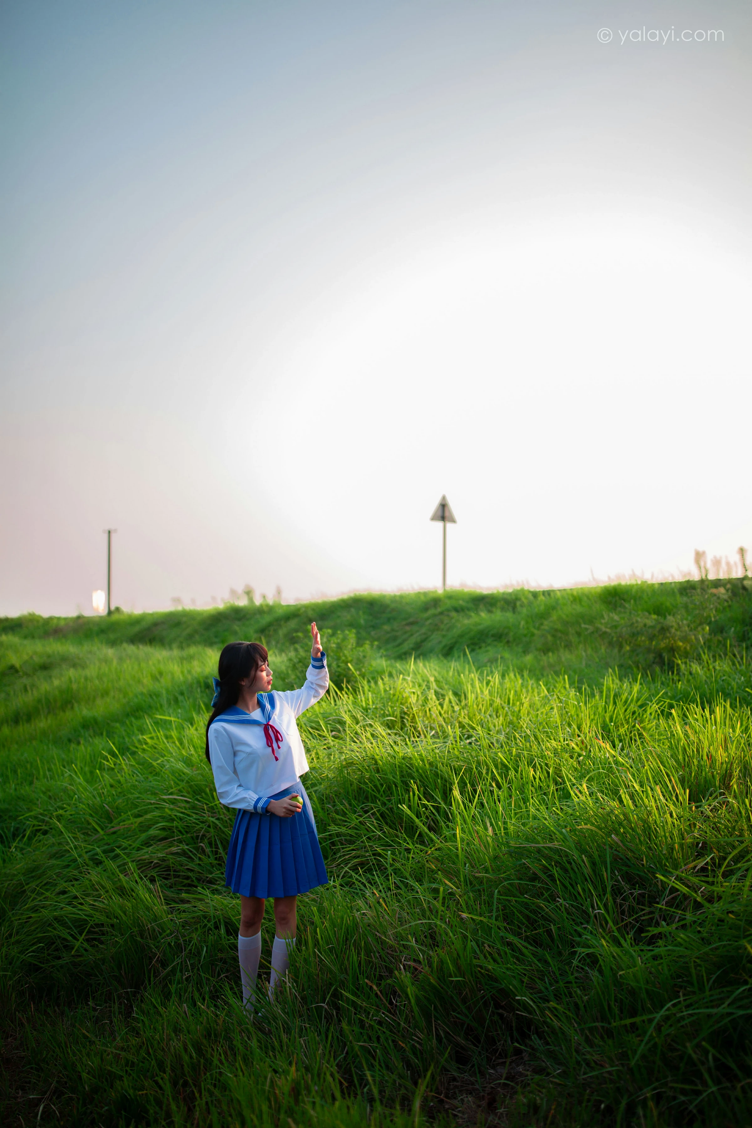 [YALAYI雅拉伊]NO.724 《秋意浓》 丽雅 JK水手制服与短裙加白色丝袜美腿私房写真集第2张