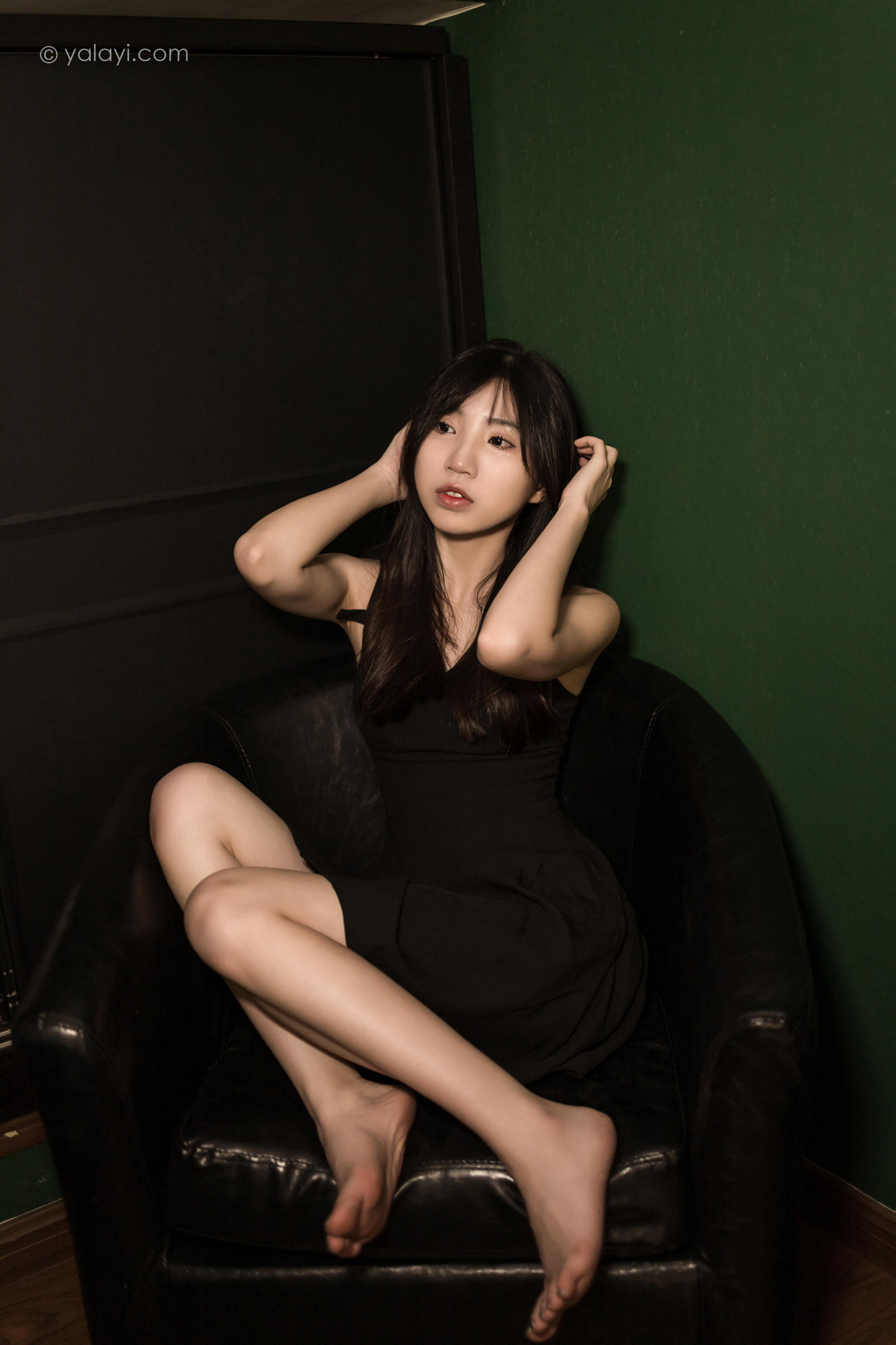 [YALAYI雅拉伊]2022.08.08 看着我的眼睛 小乔 黑色吊带祼背连衣裙性感写真集第4张