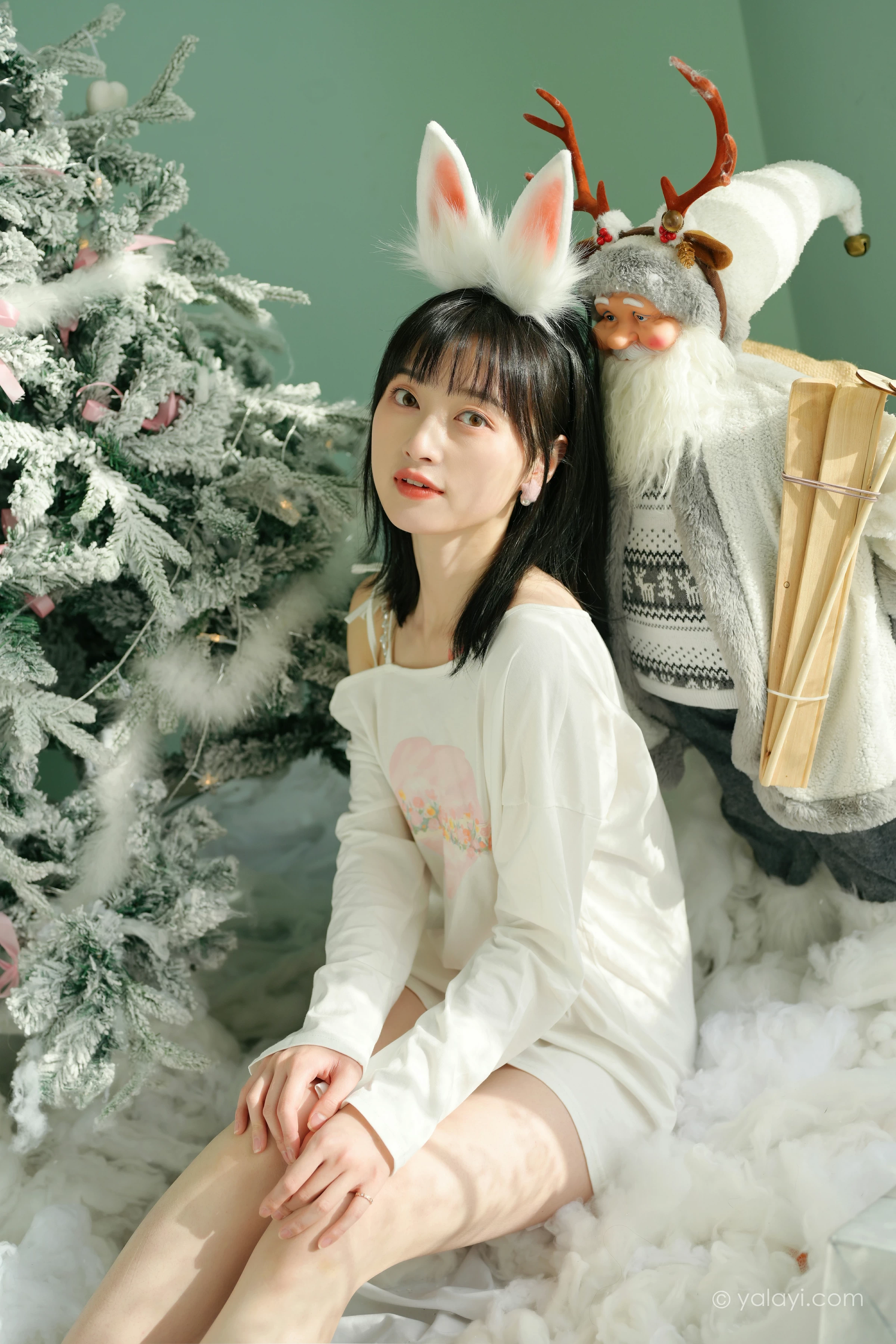 [YALAYI雅拉伊]2021.12.31 迎新 京京 白色透视宽松卫衣居家性感写真集第4张