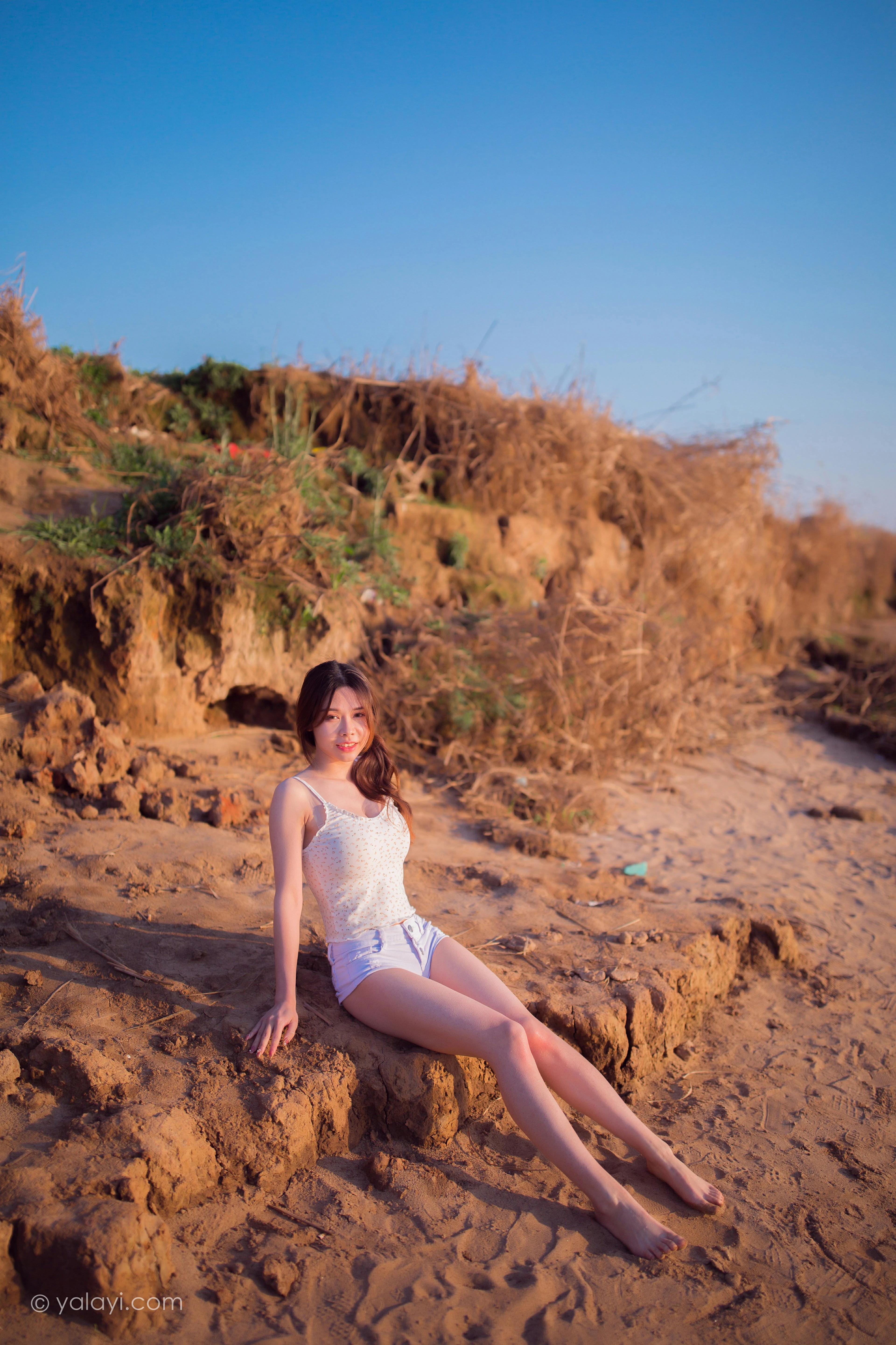 [YALAYI雅拉伊]NO.845 跋山涉水 香草 白色小背心加牛仔热裤性感写真集第2张