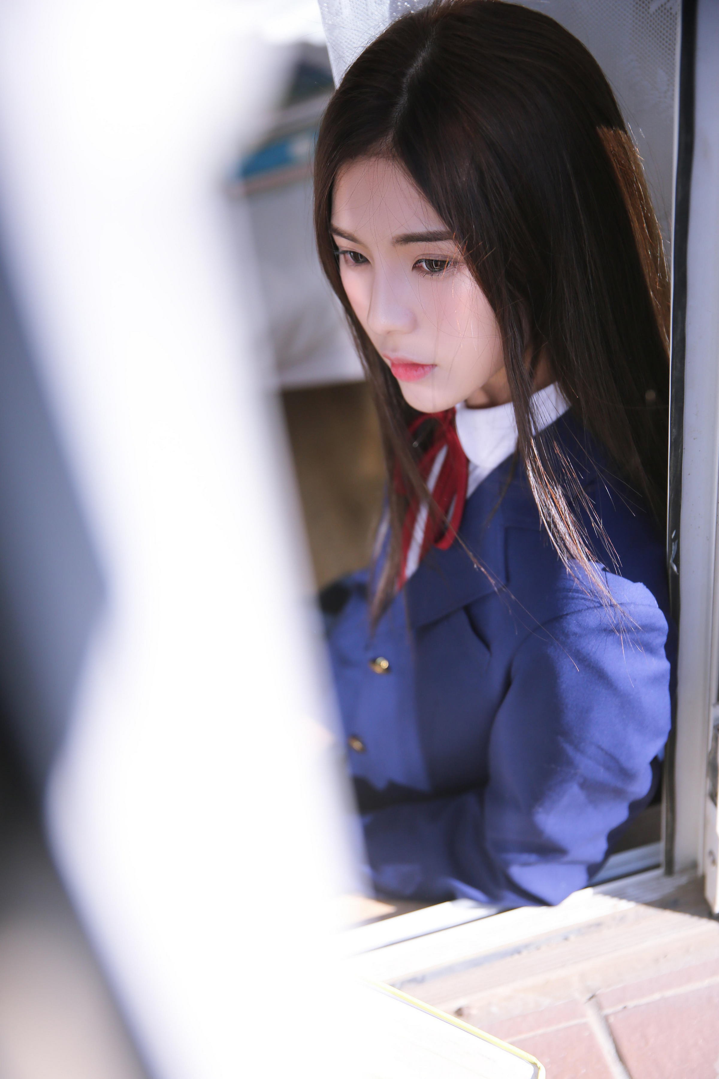 [YALAYI雅拉伊]2022.05.09 小饼干 白嫩少女 蓝色JK制服与橙色吊带连衣裙性感写真集第2张