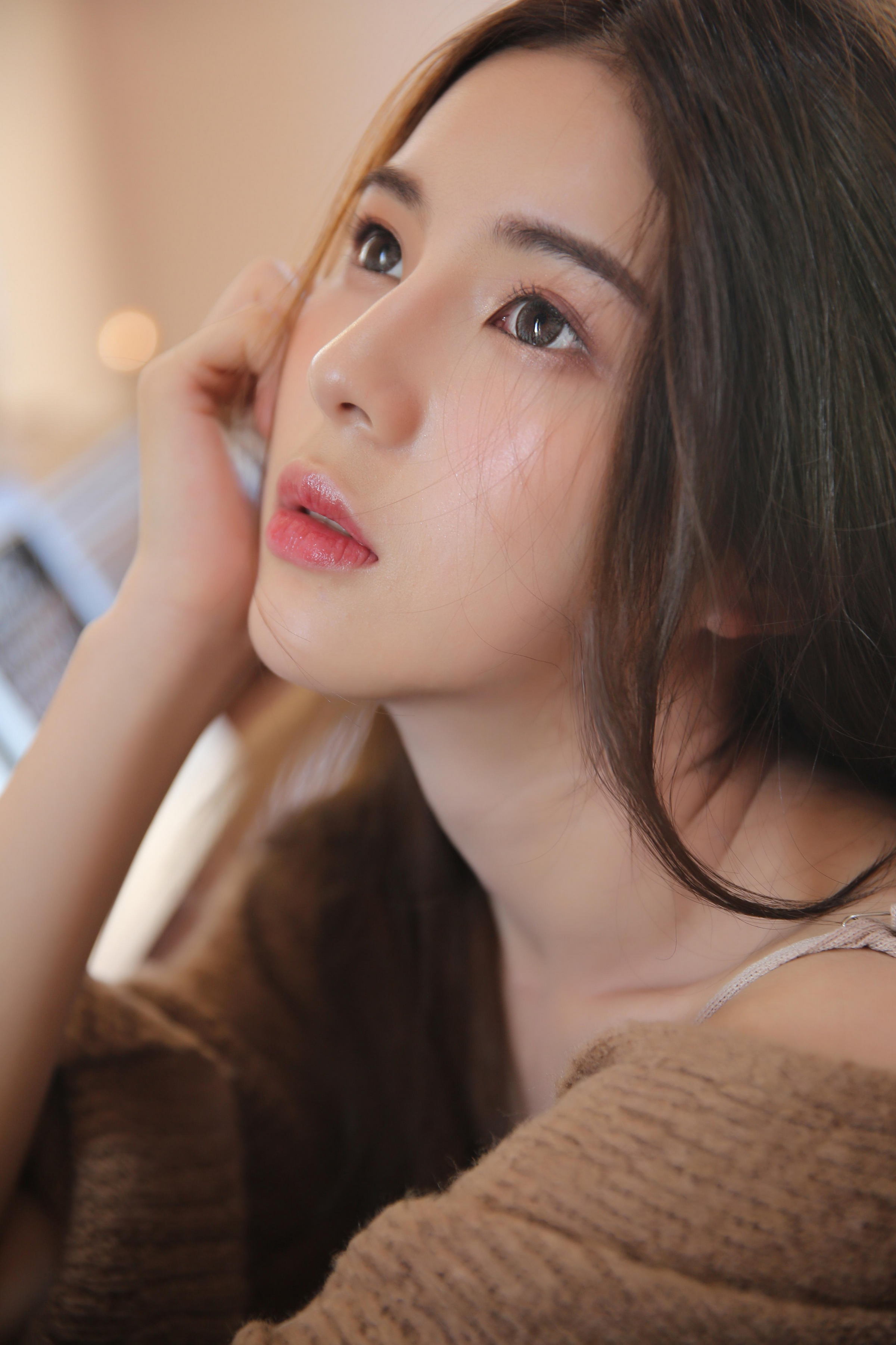 [YALAYI雅拉伊]2022.05.09 小饼干 白嫩少女 蓝色JK制服与橙色吊带连衣裙性感写真集第6张