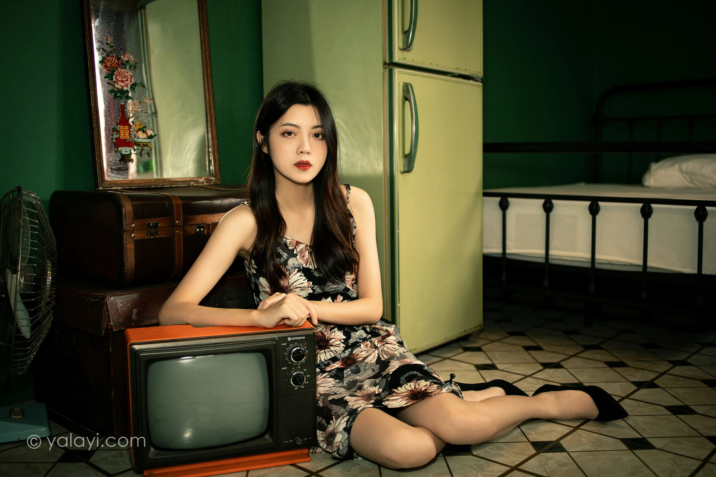 [YALAYI雅拉伊]2021.12.03 老房子 梓文 黑色碎花吊带连衣裙居家私房写真集第6张