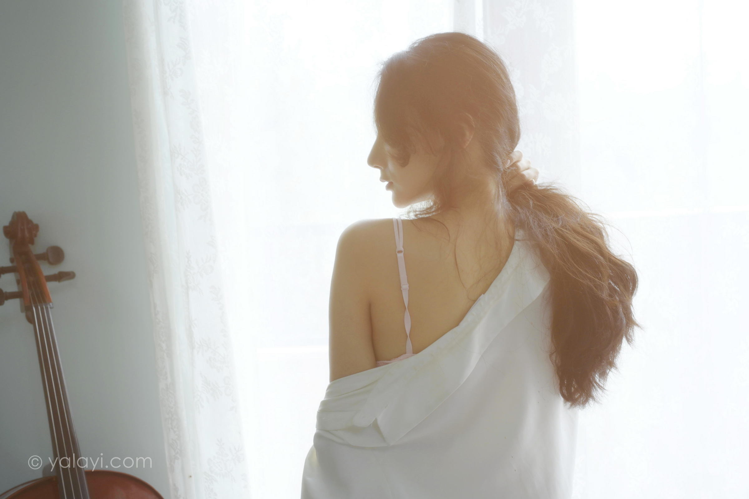 [YALAYI雅拉伊]2022.08.12 清晨的景色 何嘉颖 白色衬衫加粉色蕾丝内衣性感私房写真集第2张