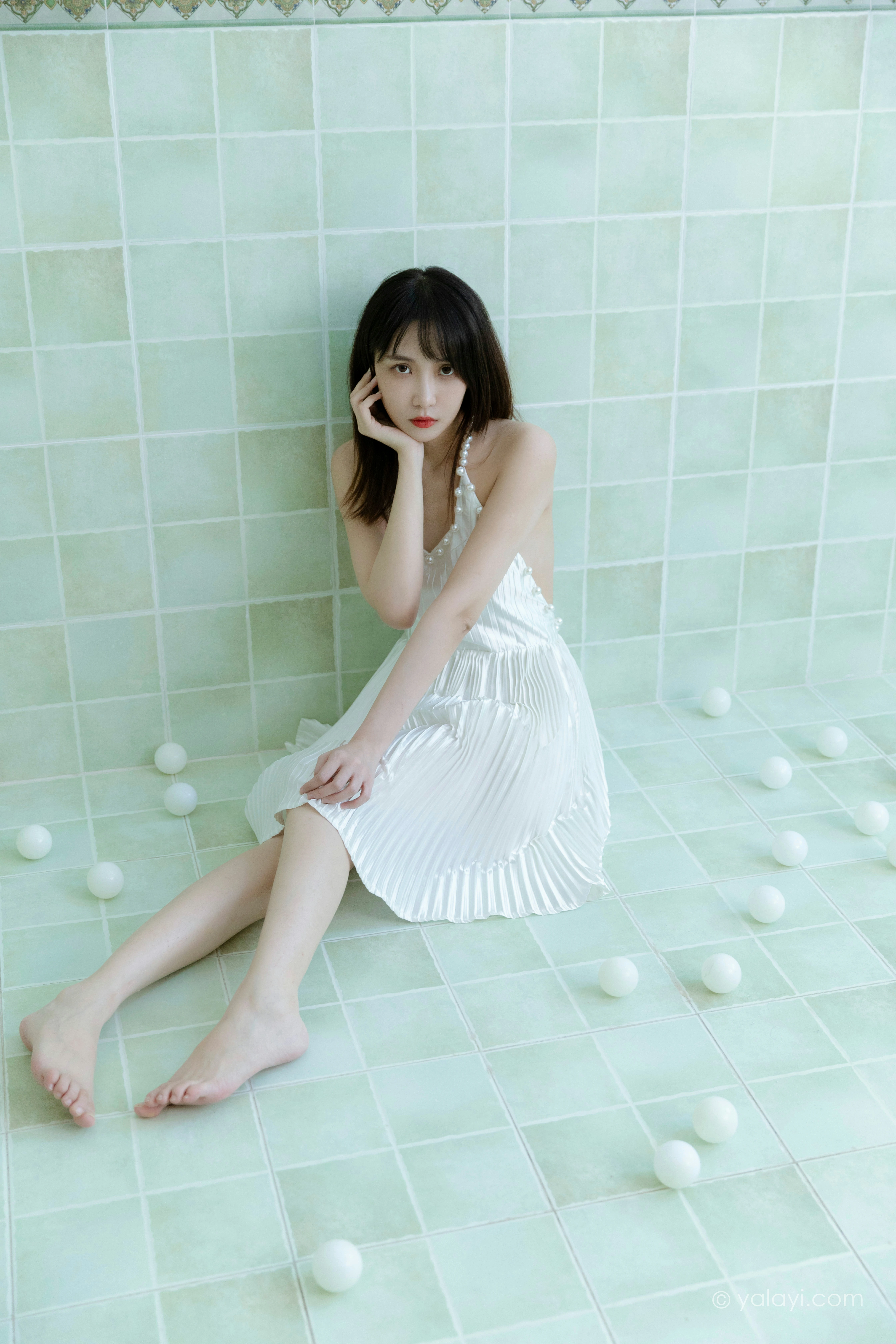 [YALAYI雅拉伊]NO.818 窗内窗外 妍妍 白色吊带裸背连衣裙性感写真集第2张