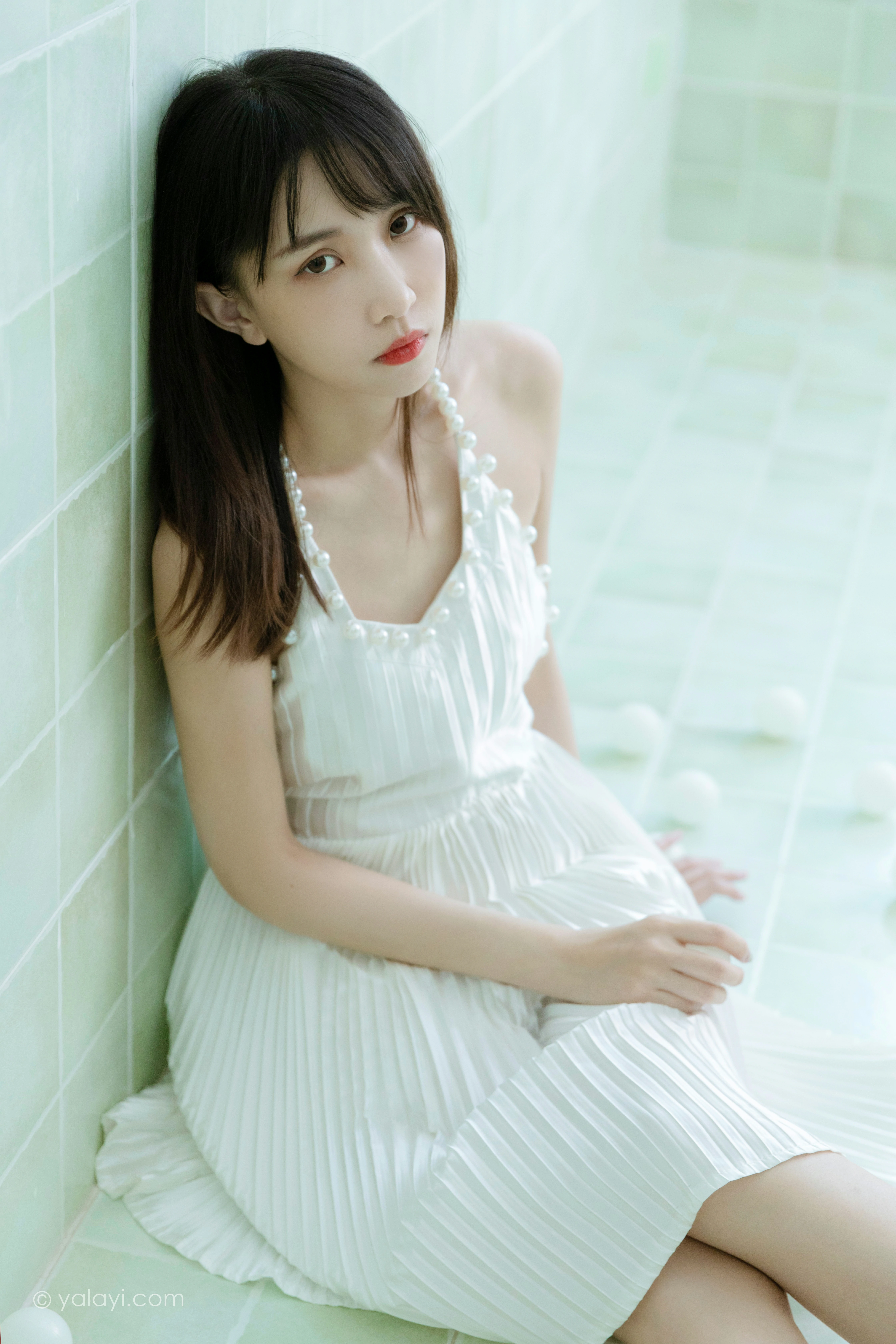 [YALAYI雅拉伊]NO.818 窗内窗外 妍妍 白色吊带裸背连衣裙性感写真集第3张