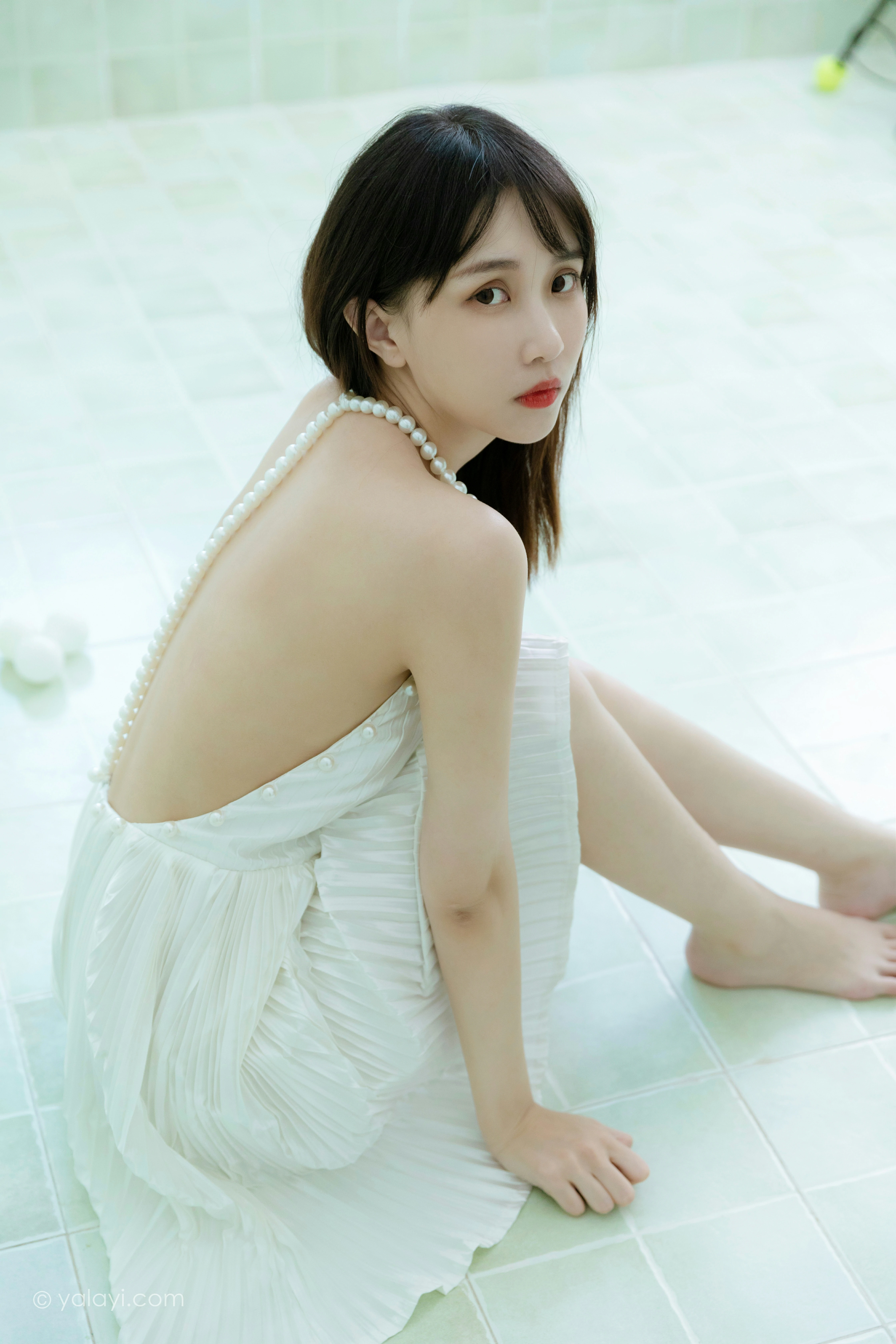 [YALAYI雅拉伊]NO.818 窗内窗外 妍妍 白色吊带裸背连衣裙性感写真集第5张