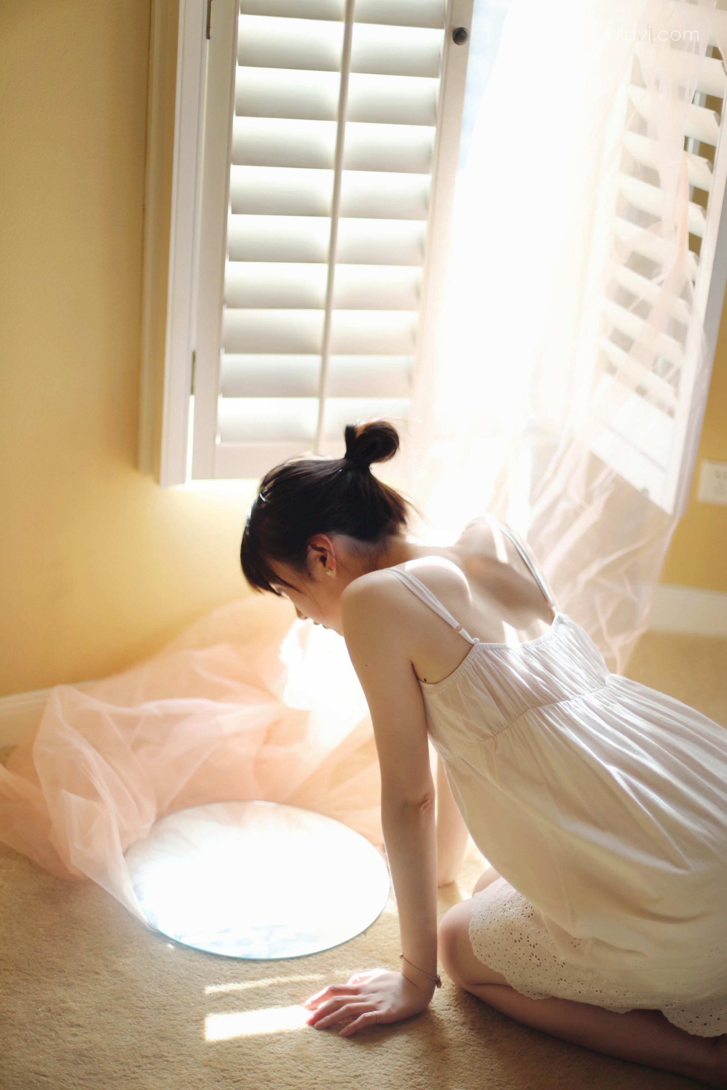 [YALAYI雅拉伊]2022.05.11 光影零乱 京京 白色吊带镂空连衣裙性感写真集第12张