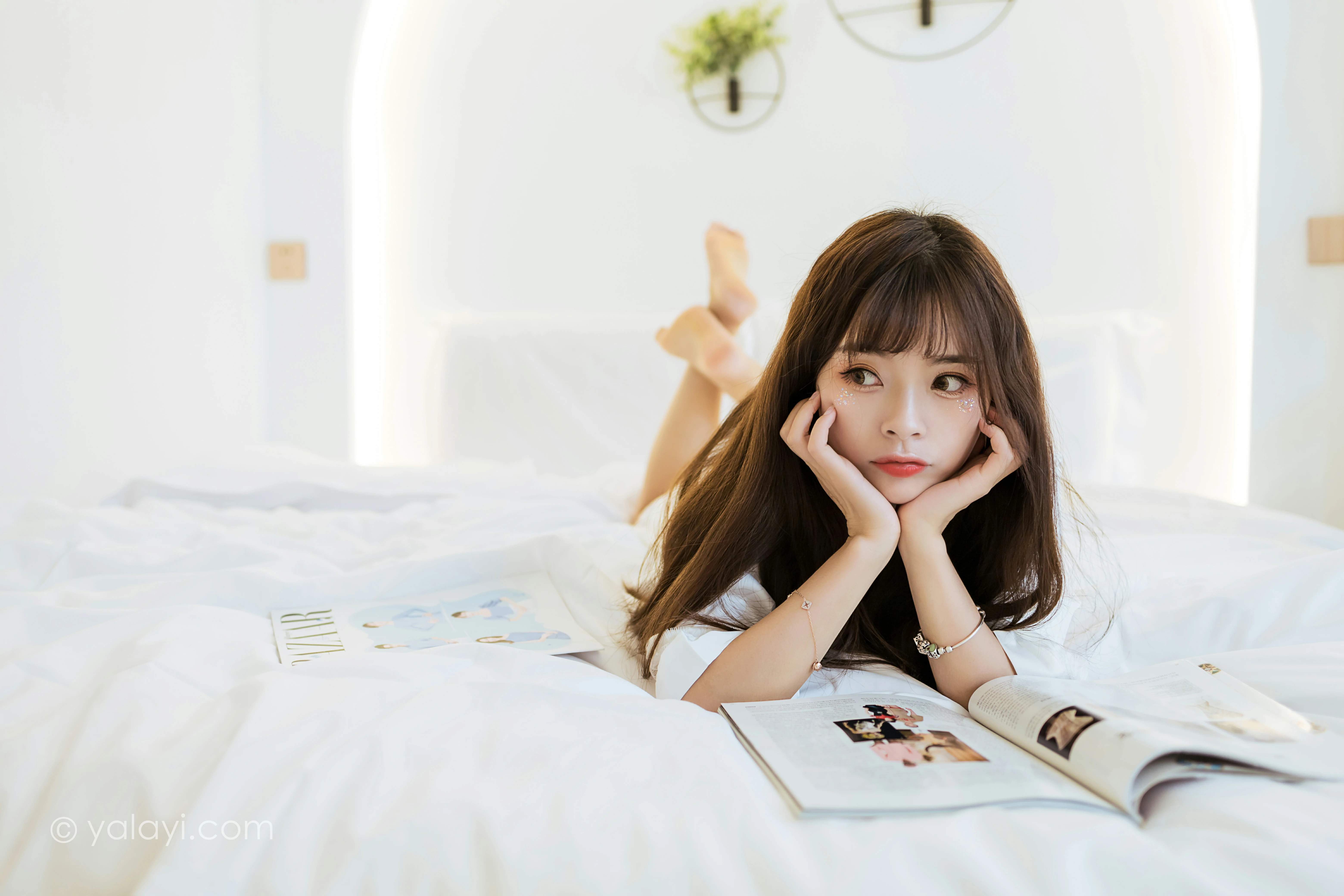 [YALAYI雅拉伊]NO.839 休闲的日子 程小蝶 白色睡衣加蕾丝内衣居家私房写真集第2张