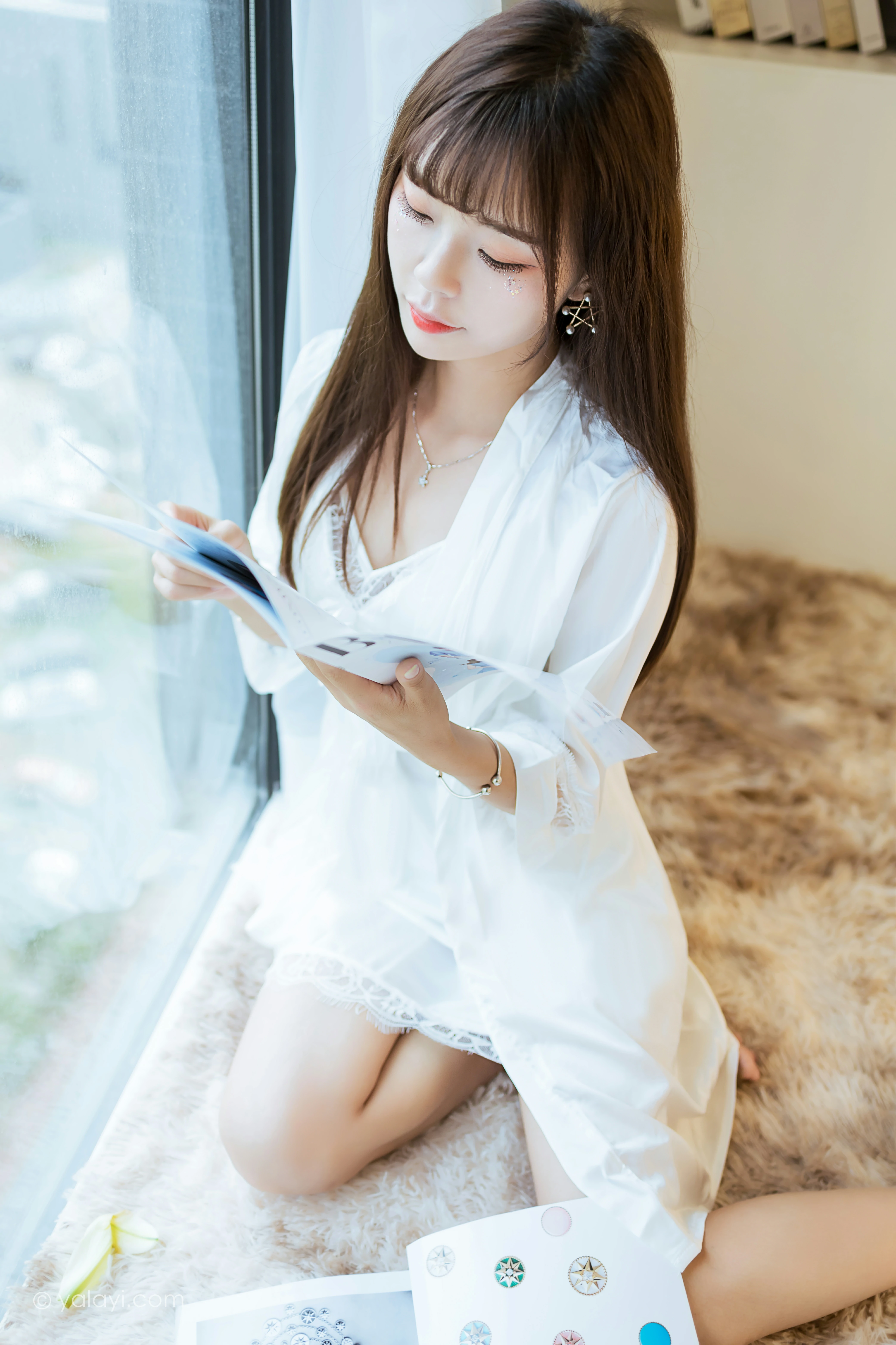 [YALAYI雅拉伊]NO.839 休闲的日子 程小蝶 白色睡衣加蕾丝内衣居家私房写真集第12张