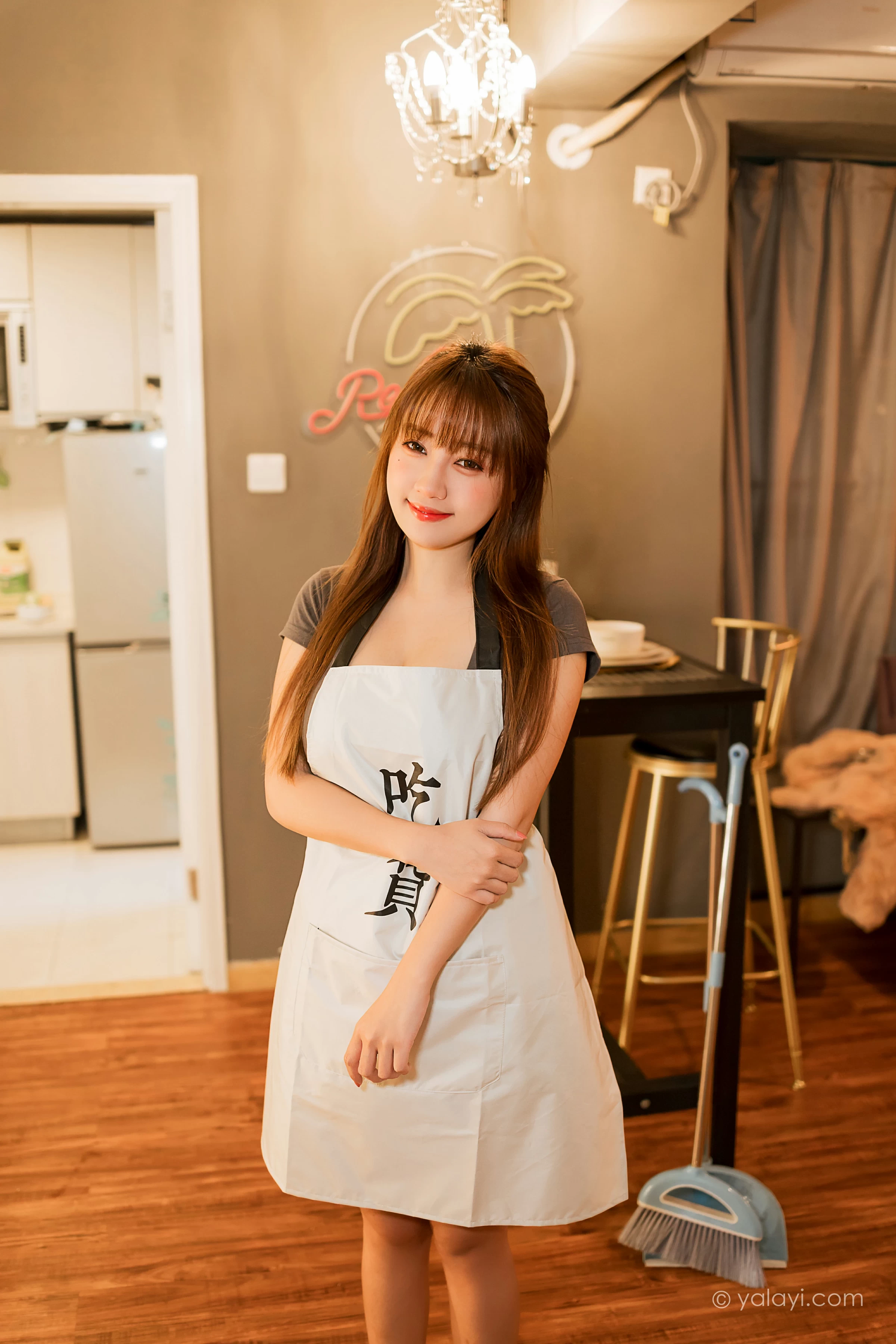 [YALAYI雅拉伊]NO.745 《下班的诱惑》 虞艺 棕色短袖加灰色碎花短裙居家性感写真集第5张