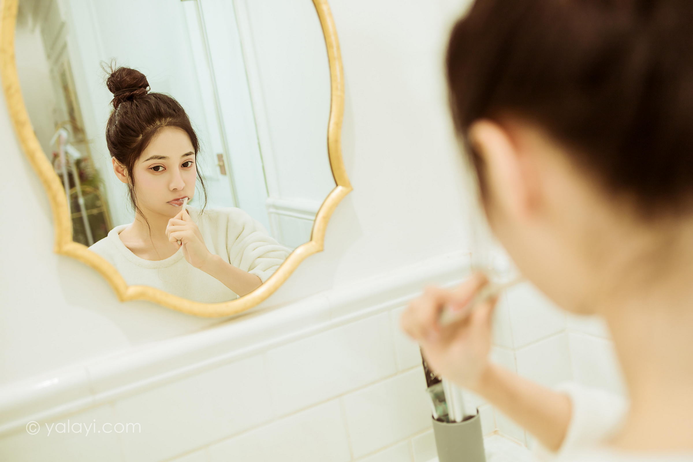 [YALAYI雅拉伊]2022.03.02 恋爱日常 诗咏 白色连身毛衣居家清纯写真集第11张