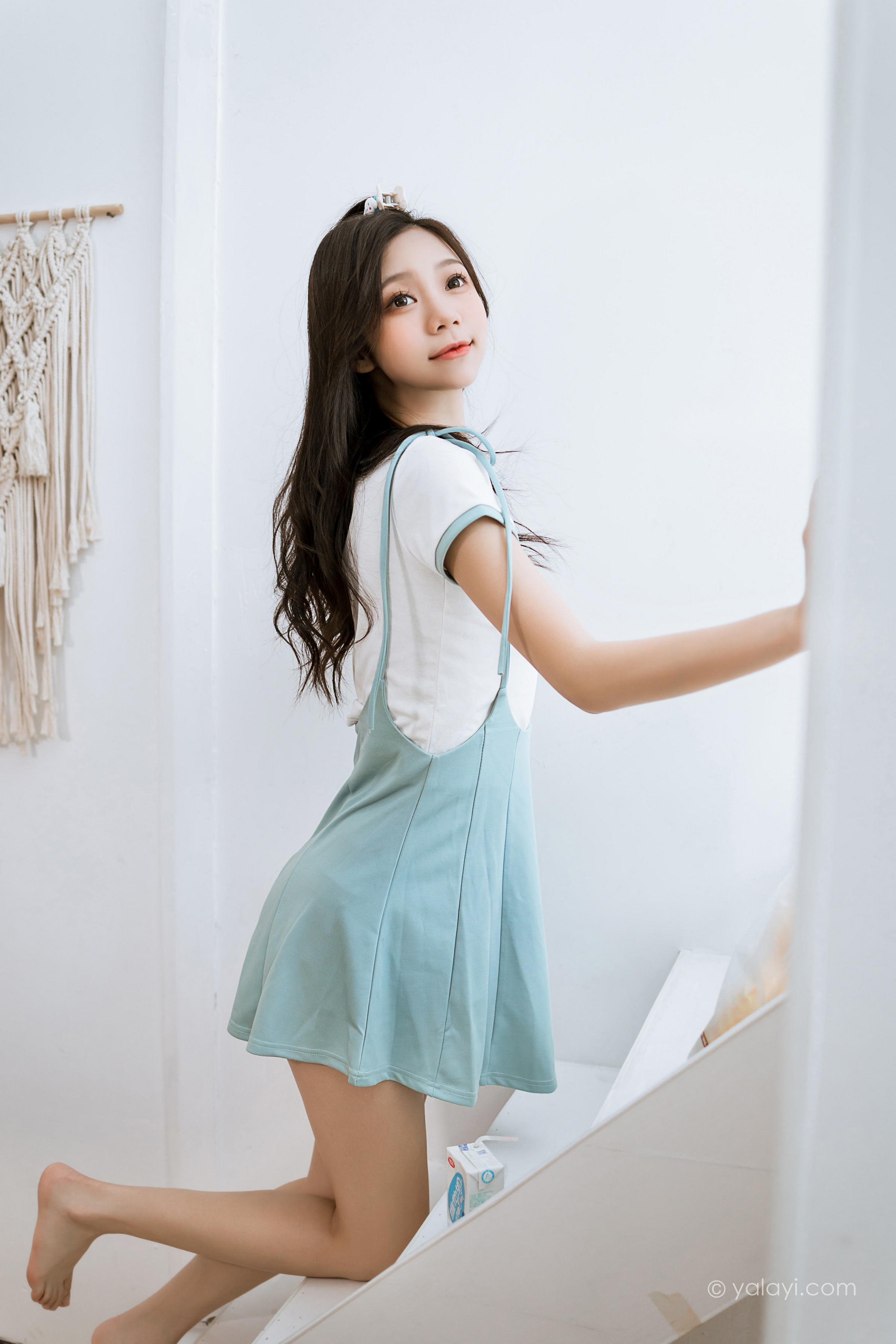 [YALAYI雅拉伊]2022.05.31 天使的微笑 梓瑶 白色短袖加背带短裙居家清纯写真集第3张