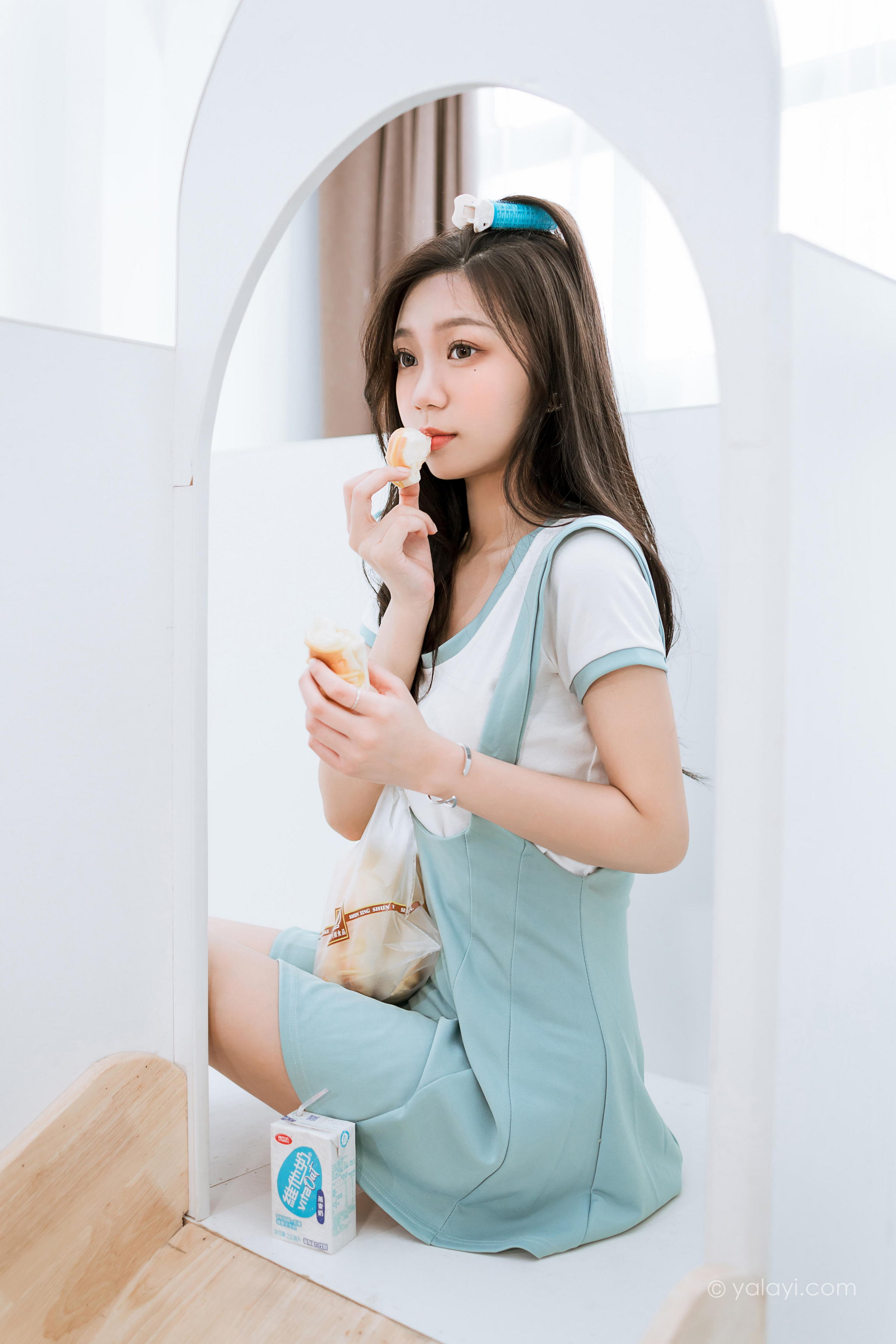 [YALAYI雅拉伊]2022.05.31 天使的微笑 梓瑶 白色短袖加背带短裙居家清纯写真集第9张
