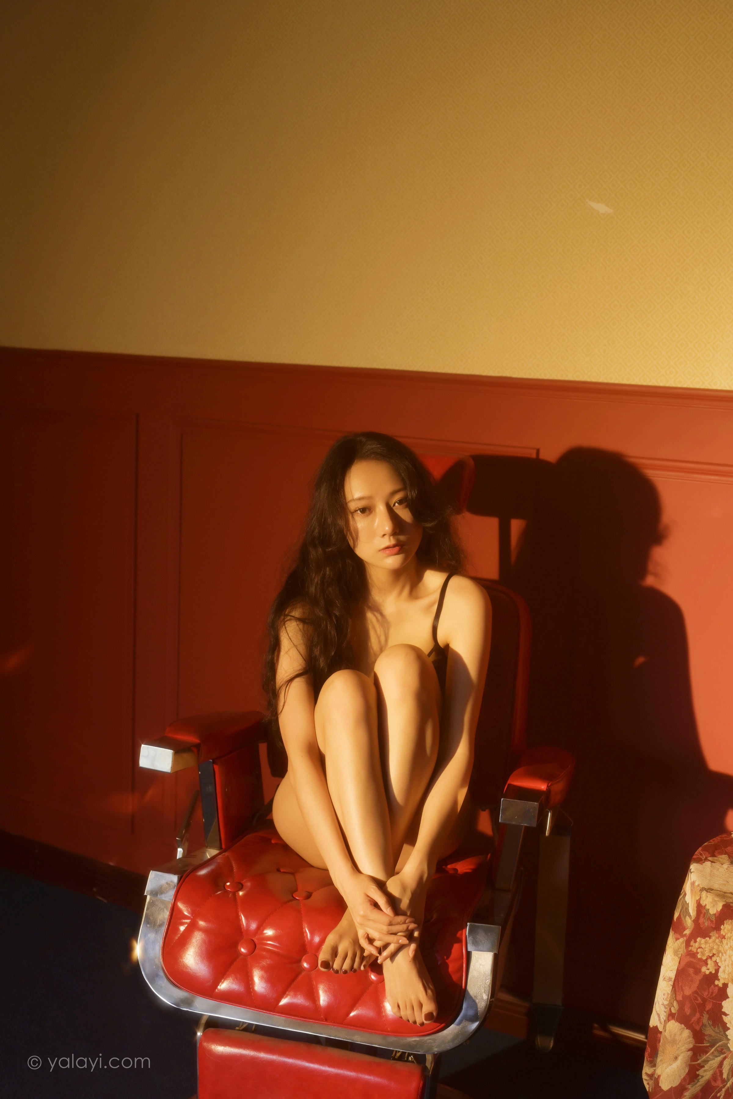 [YALAYI雅拉伊]2022.06.23 人生寂寞 何嘉颖 黑色外套加内衣性感私房写真集第13张