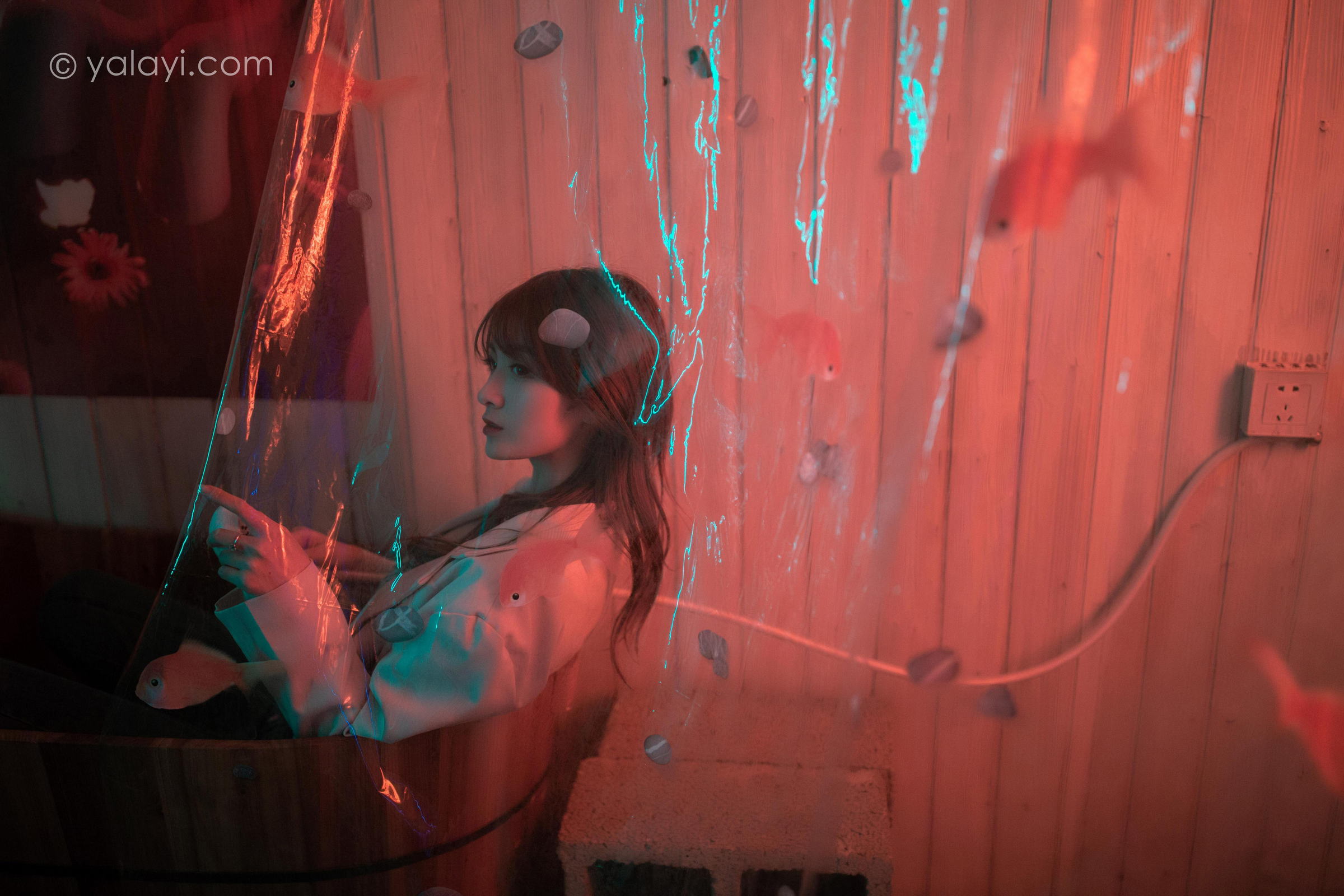 [YALAYI雅拉伊]2022.04.02 无关痛痒 小米 白色外套与灰色蕾丝内衣加牛仔裤性感私房写真集第11张