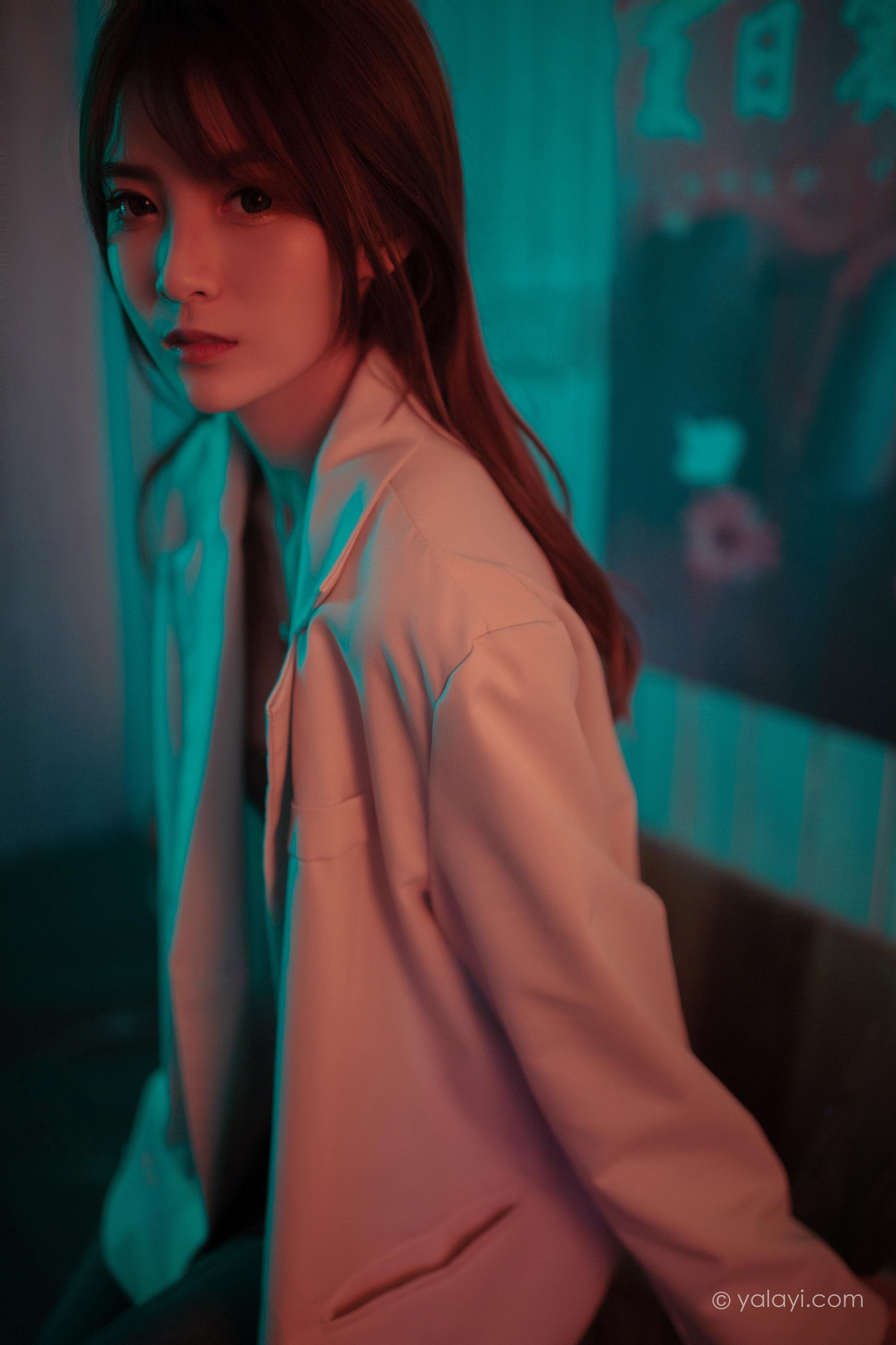 [YALAYI雅拉伊]2022.04.02 无关痛痒 小米 白色外套与灰色蕾丝内衣加牛仔裤性感私房写真集第13张