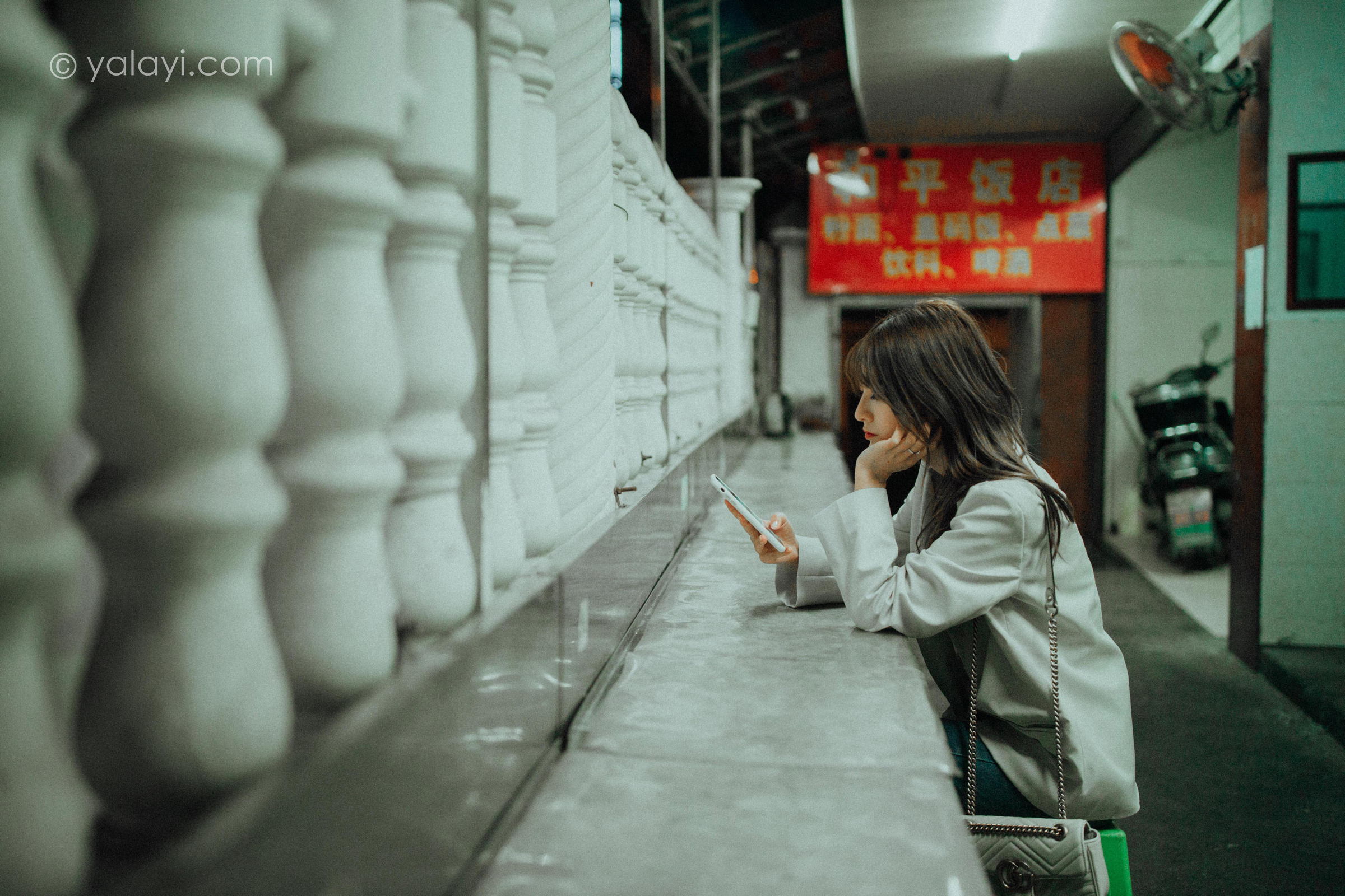 [YALAYI雅拉伊]2022.04.02 无关痛痒 小米 白色外套与灰色蕾丝内衣加牛仔裤性感私房写真集第3张