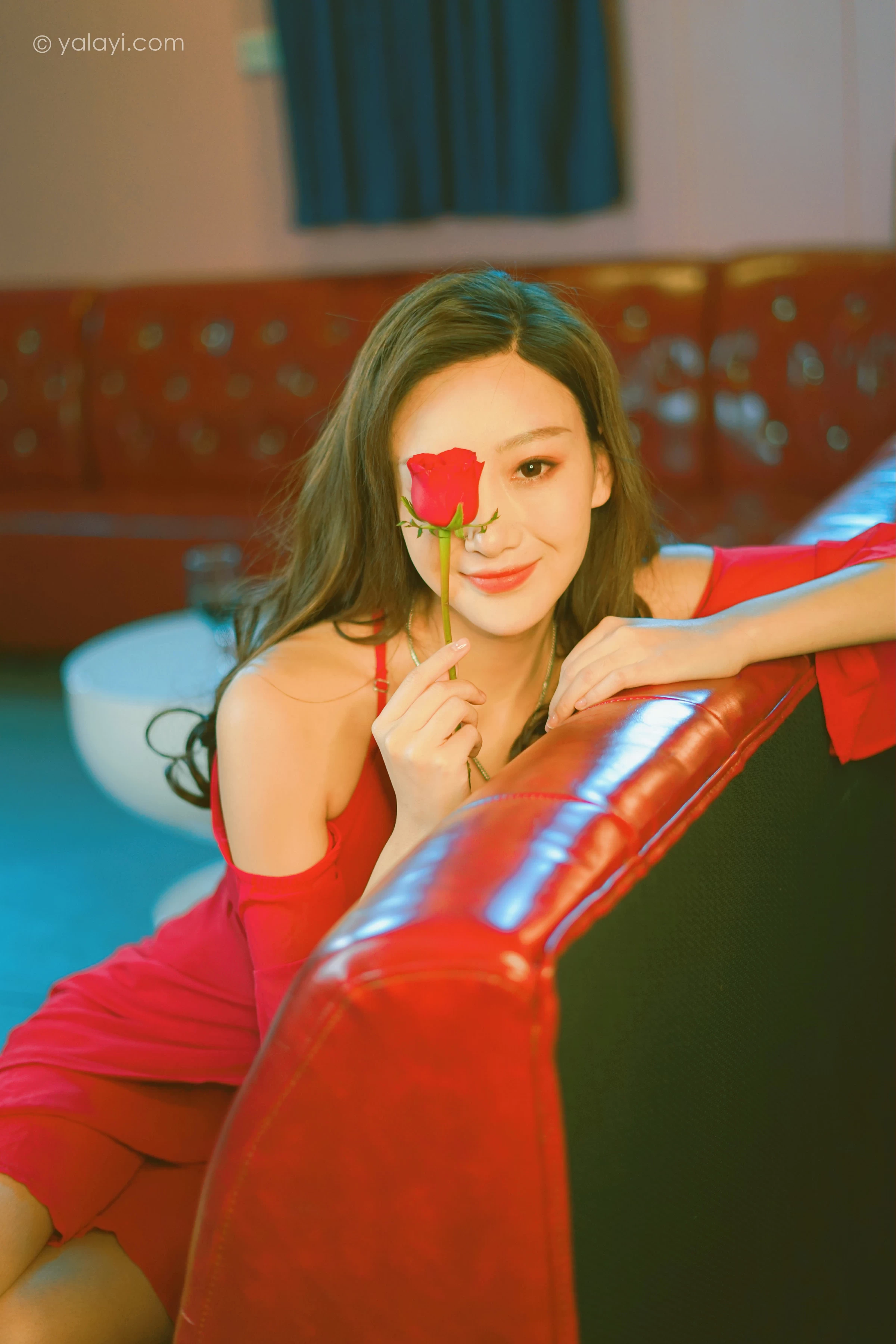 [YALAYI雅拉伊]2021.12.09 美好时光莫辜负 蕊思 红色吊带礼服裙性感私房写真集第9张