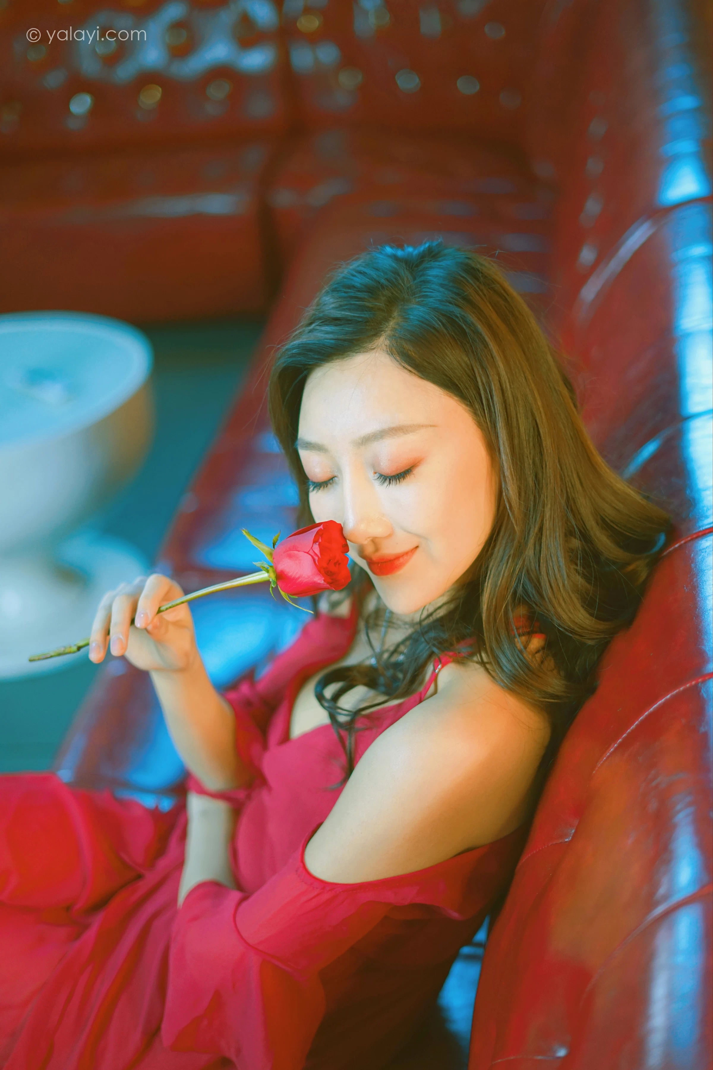 [YALAYI雅拉伊]2021.12.09 美好时光莫辜负 蕊思 红色吊带礼服裙性感私房写真集第11张