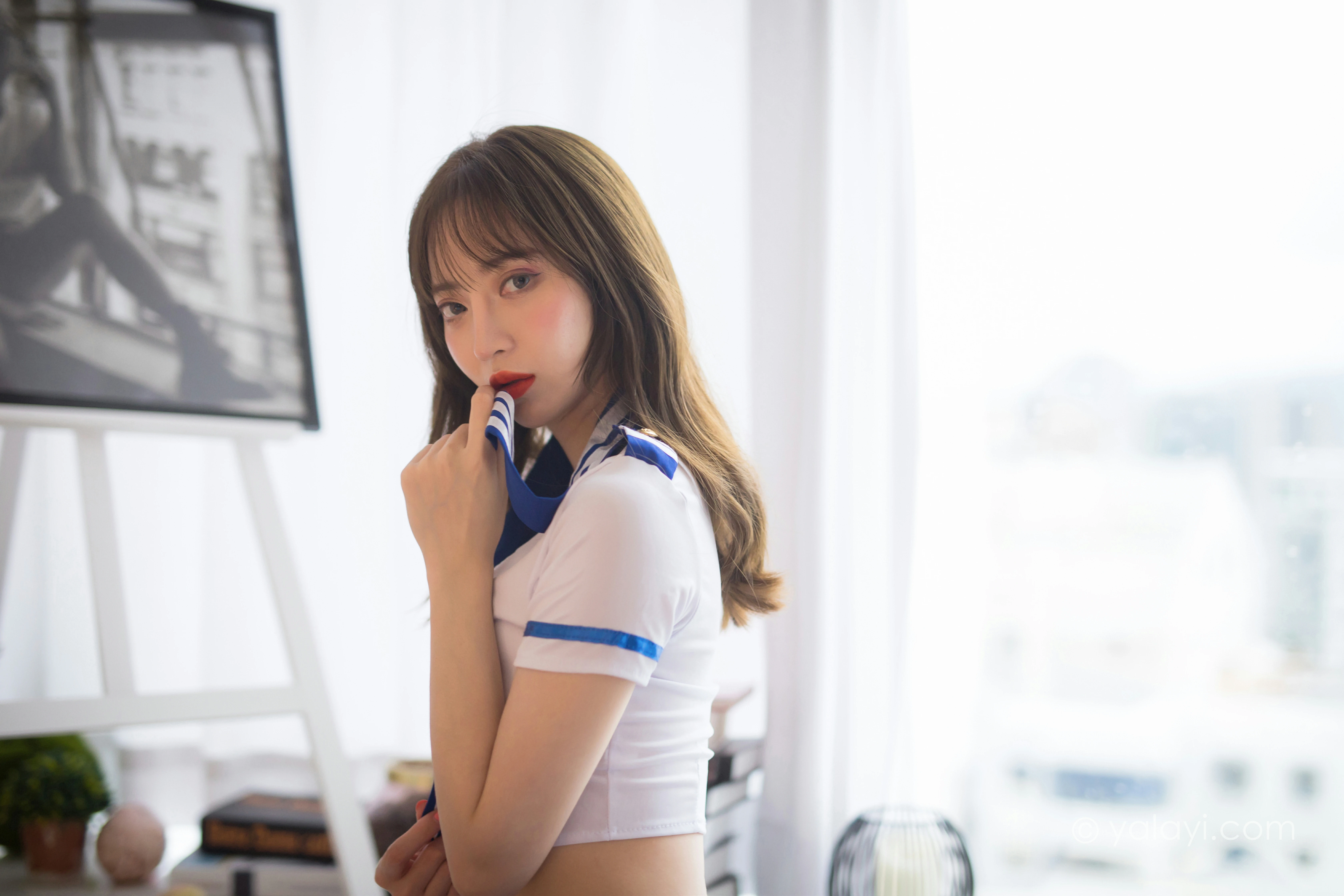 [YALAYI雅拉伊]NO.819 空中玩家 妍妍 性感情趣空姐制服加蓝色短裙私房写真集第5张