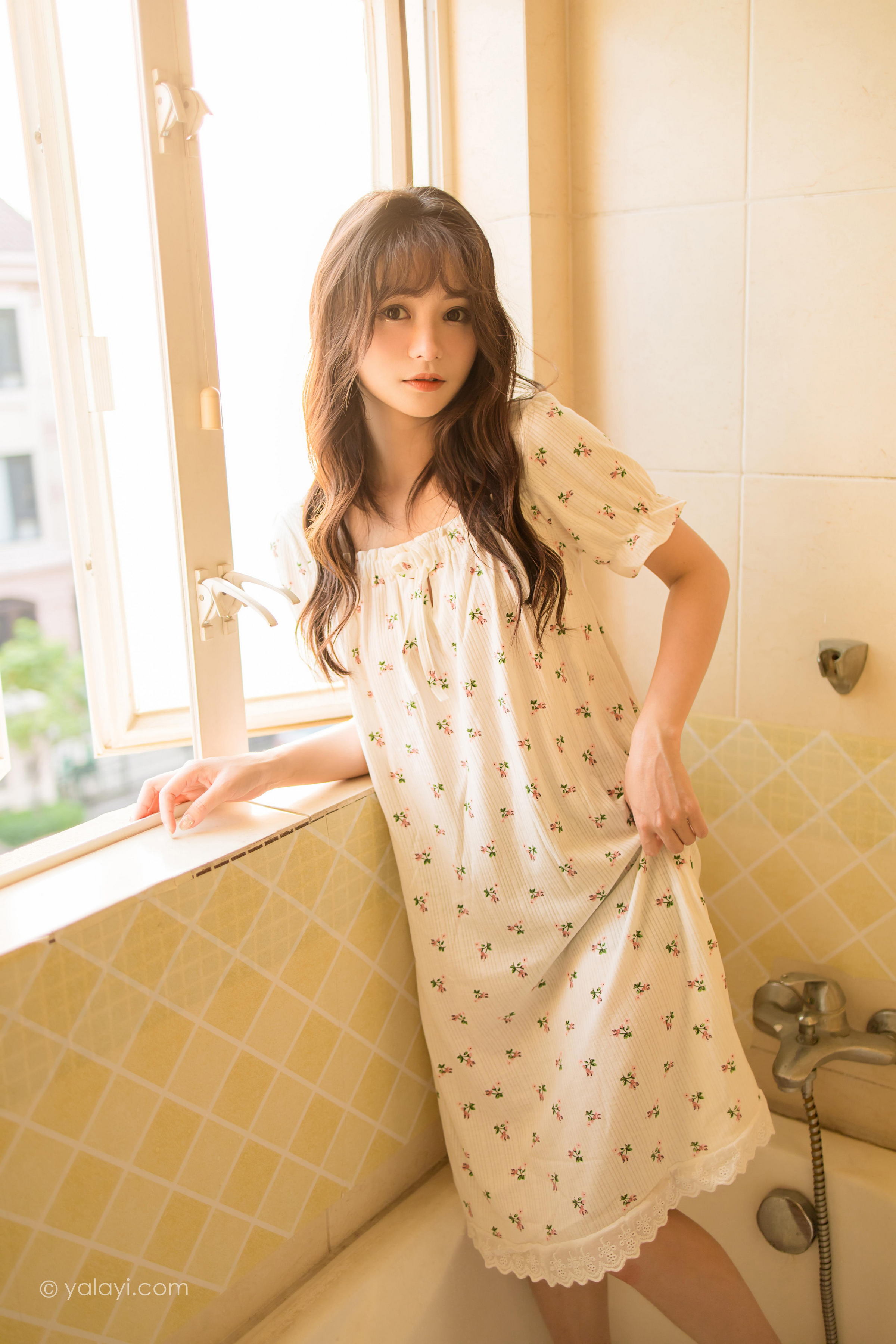 [YALAYI雅拉伊]2022.04.20 可爱的女孩 小亭 白色连身睡衣裙居家清纯写真集第12张