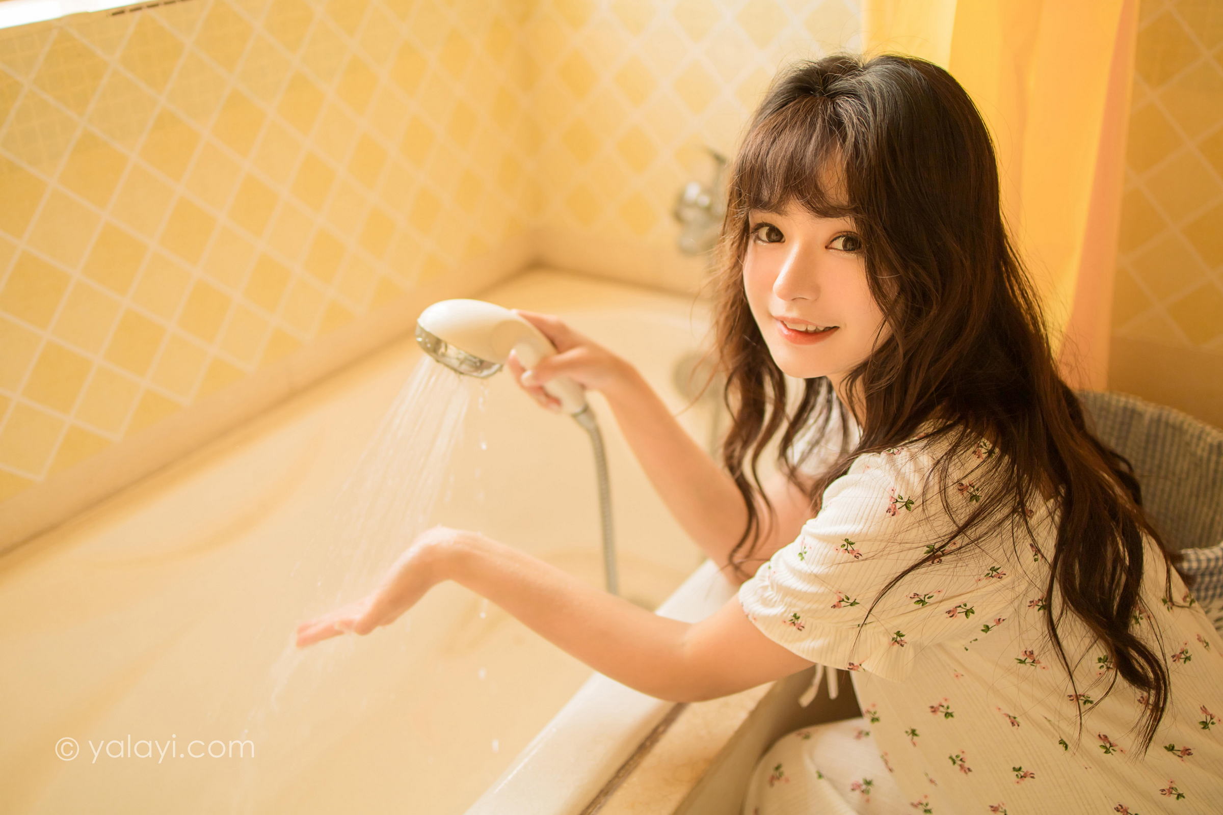 [YALAYI雅拉伊]2022.04.20 可爱的女孩 小亭 白色连身睡衣裙居家清纯写真集第9张