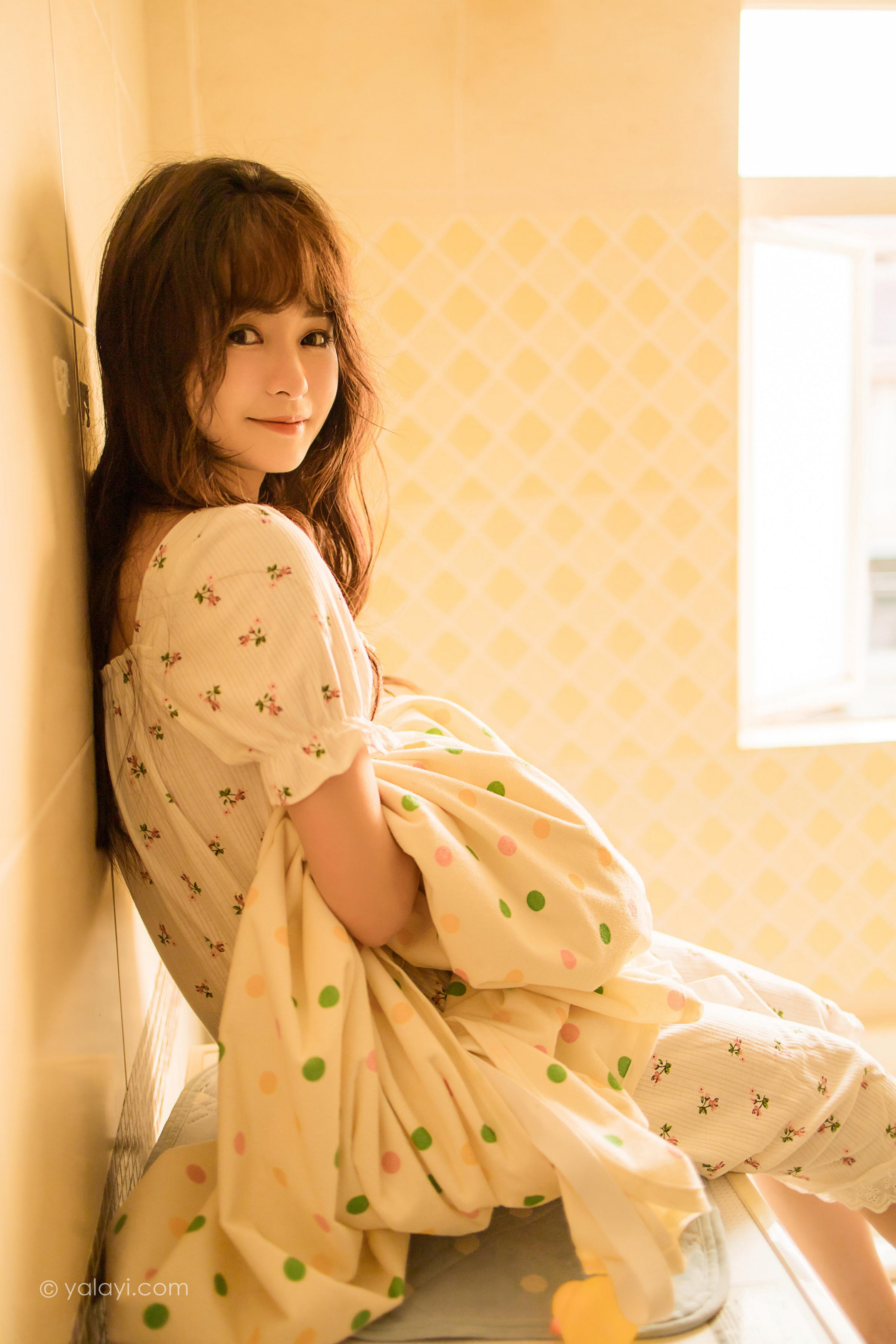 [YALAYI雅拉伊]2022.04.20 可爱的女孩 小亭 白色连身睡衣裙居家清纯写真集第11张