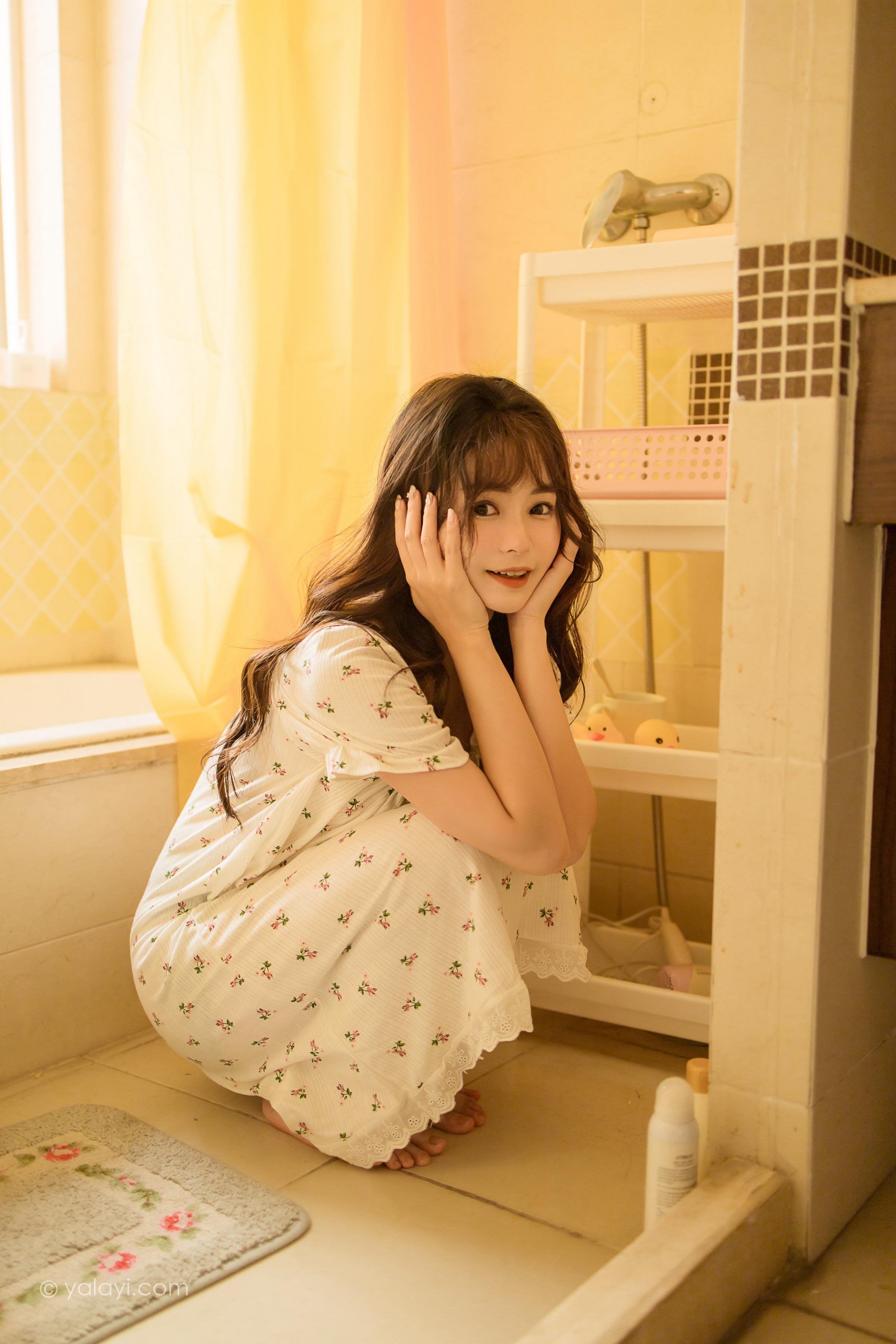 [YALAYI雅拉伊]2022.04.20 可爱的女孩 小亭 白色连身睡衣裙居家清纯写真集第7张
