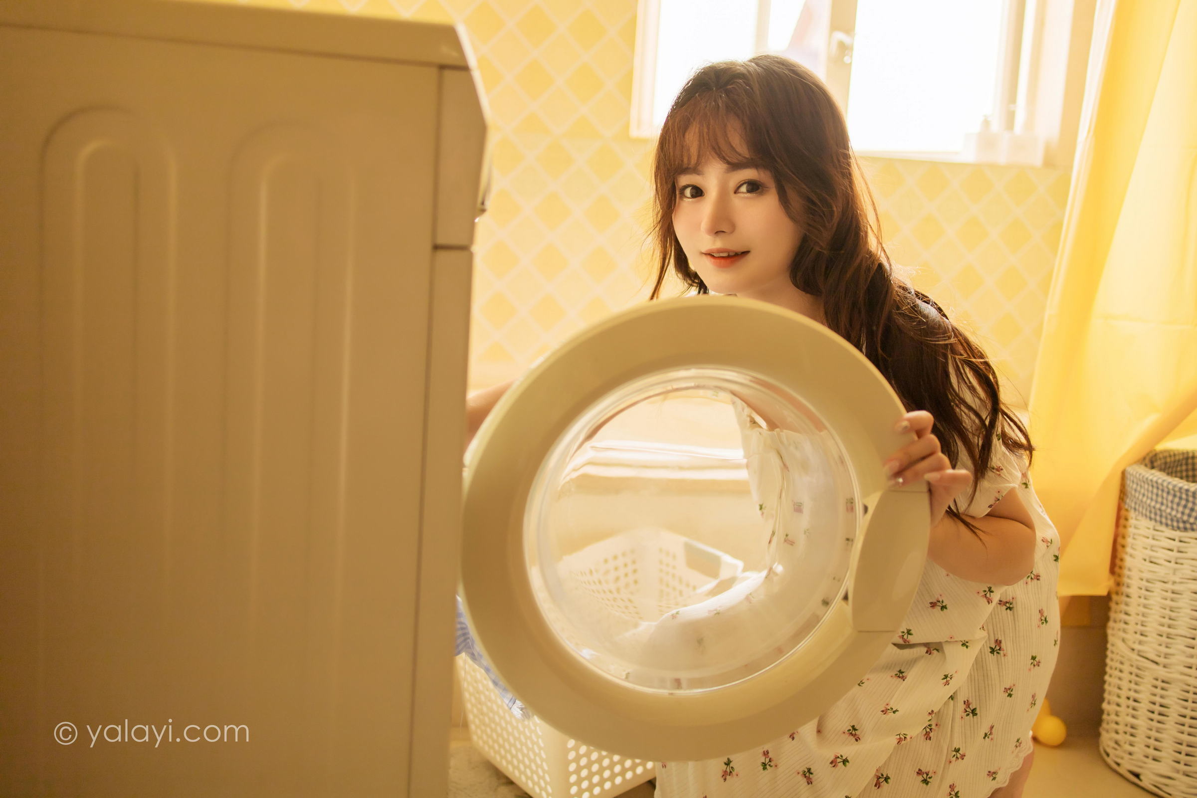 [YALAYI雅拉伊]2022.04.20 可爱的女孩 小亭 白色连身睡衣裙居家清纯写真集第5张