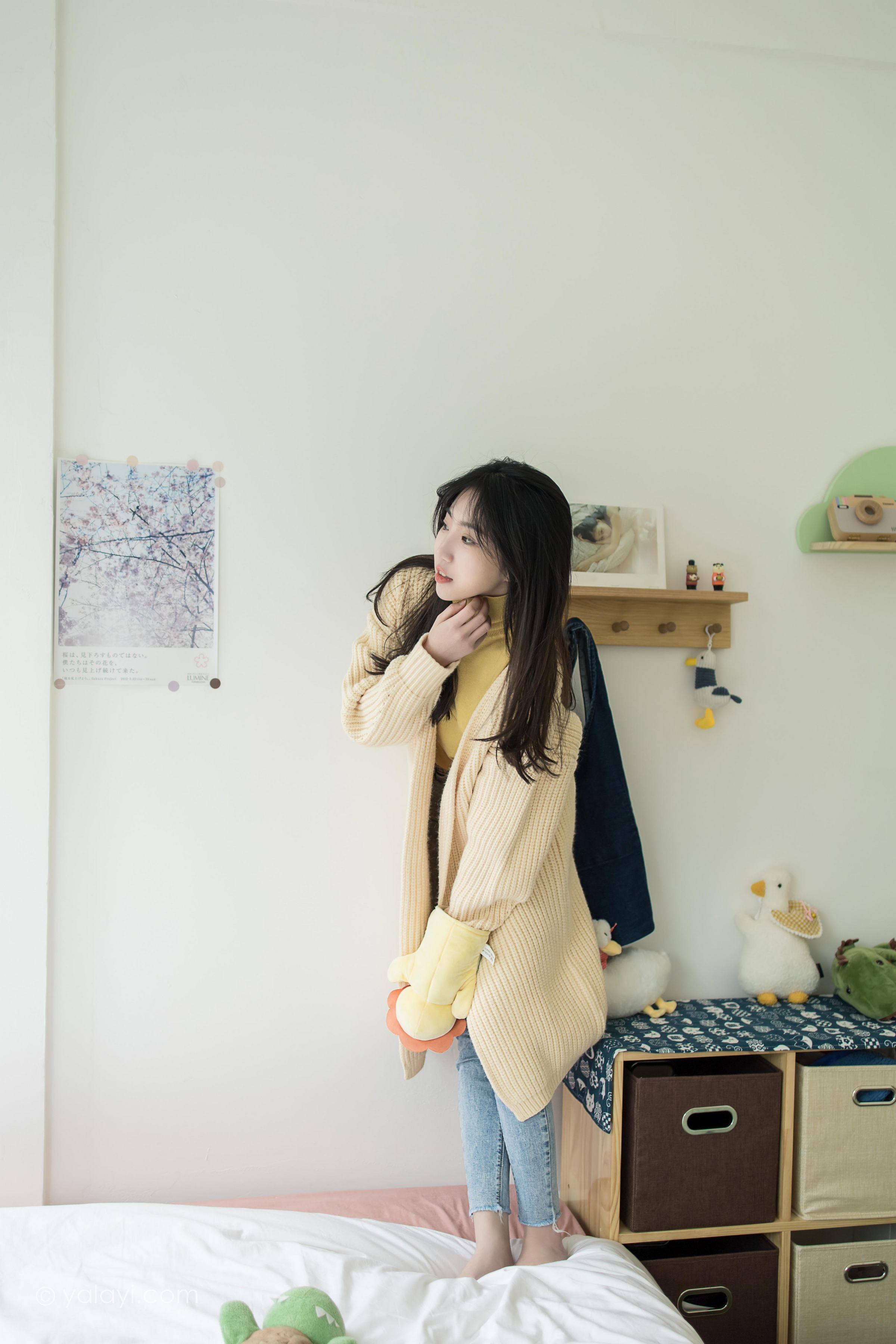 [YALAYI雅拉伊]2022.03.04 玉兰花 小乔 黄色毛衣加紧身牛仔裤居家清纯写真集第3张