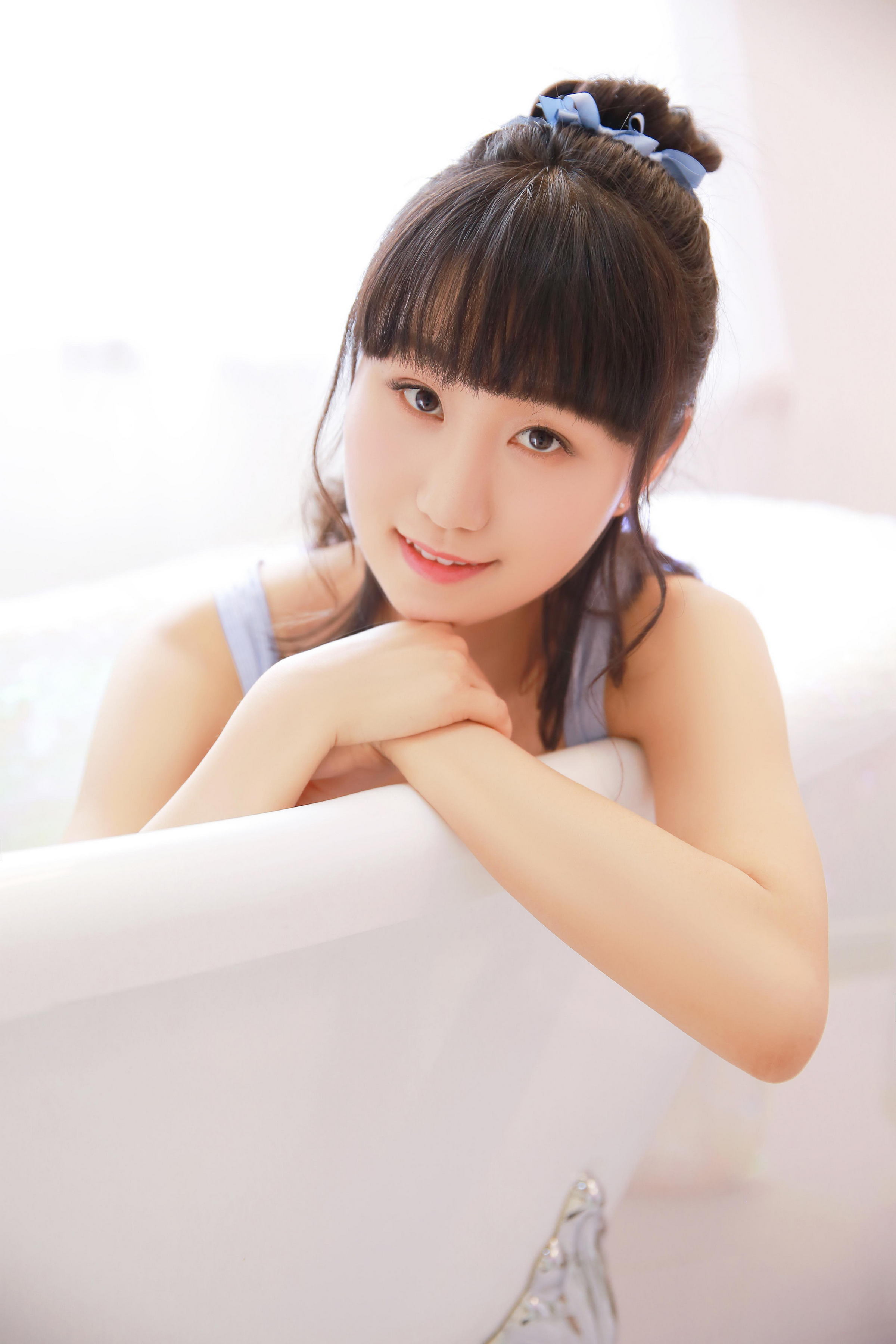 [YALAYI雅拉伊]2022.06.28 青春时光 阳光少女 白色短裤加小背心与粉色吊带蕾丝舞蹈裙清纯写真集第3张