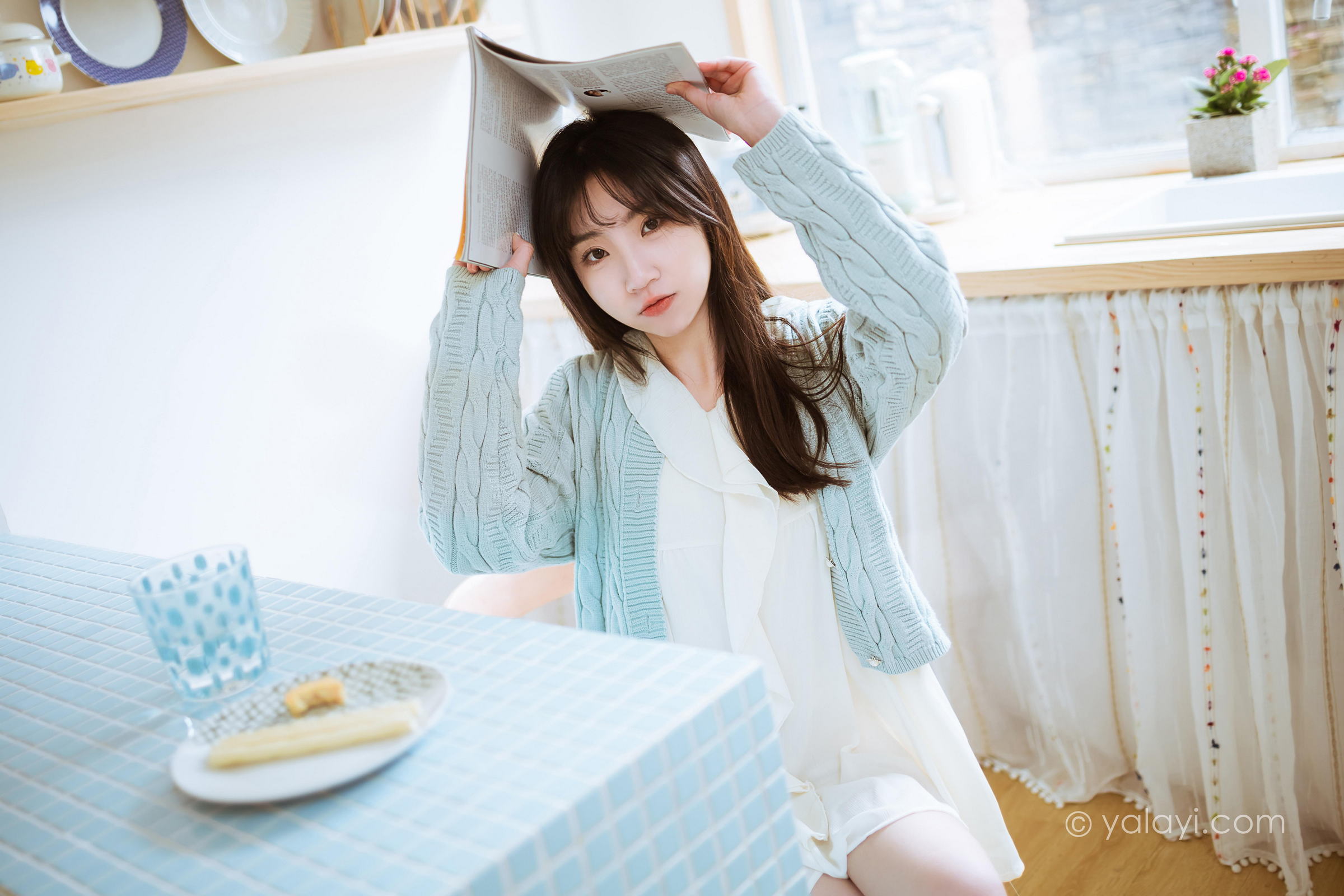 [YALAYI雅拉伊]2022.04.08 优雅永不过时 小乔 白色毛衣加连衣裙清纯写真集第9张