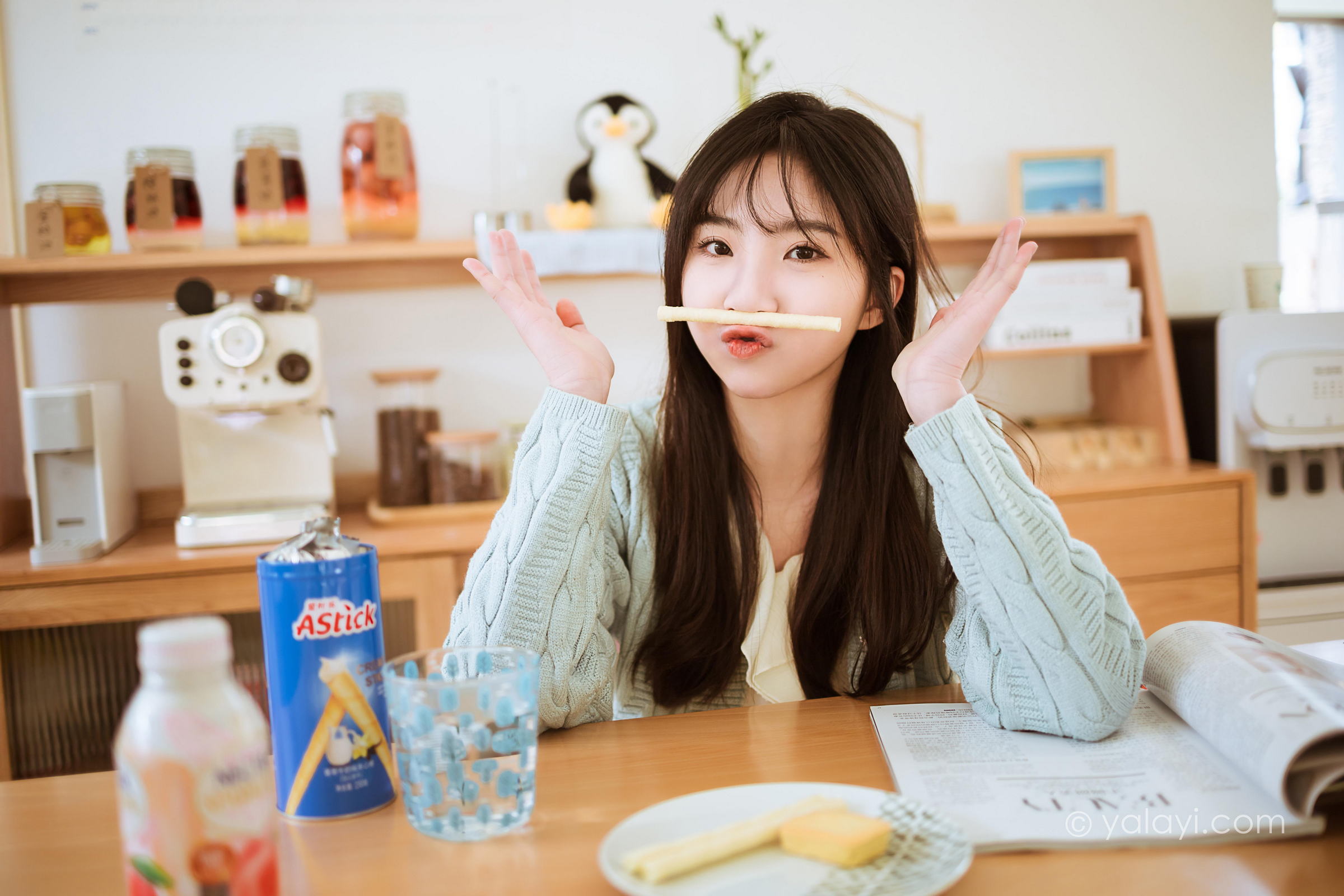 [YALAYI雅拉伊]2022.04.08 优雅永不过时 小乔 白色毛衣加连衣裙清纯写真集第3张