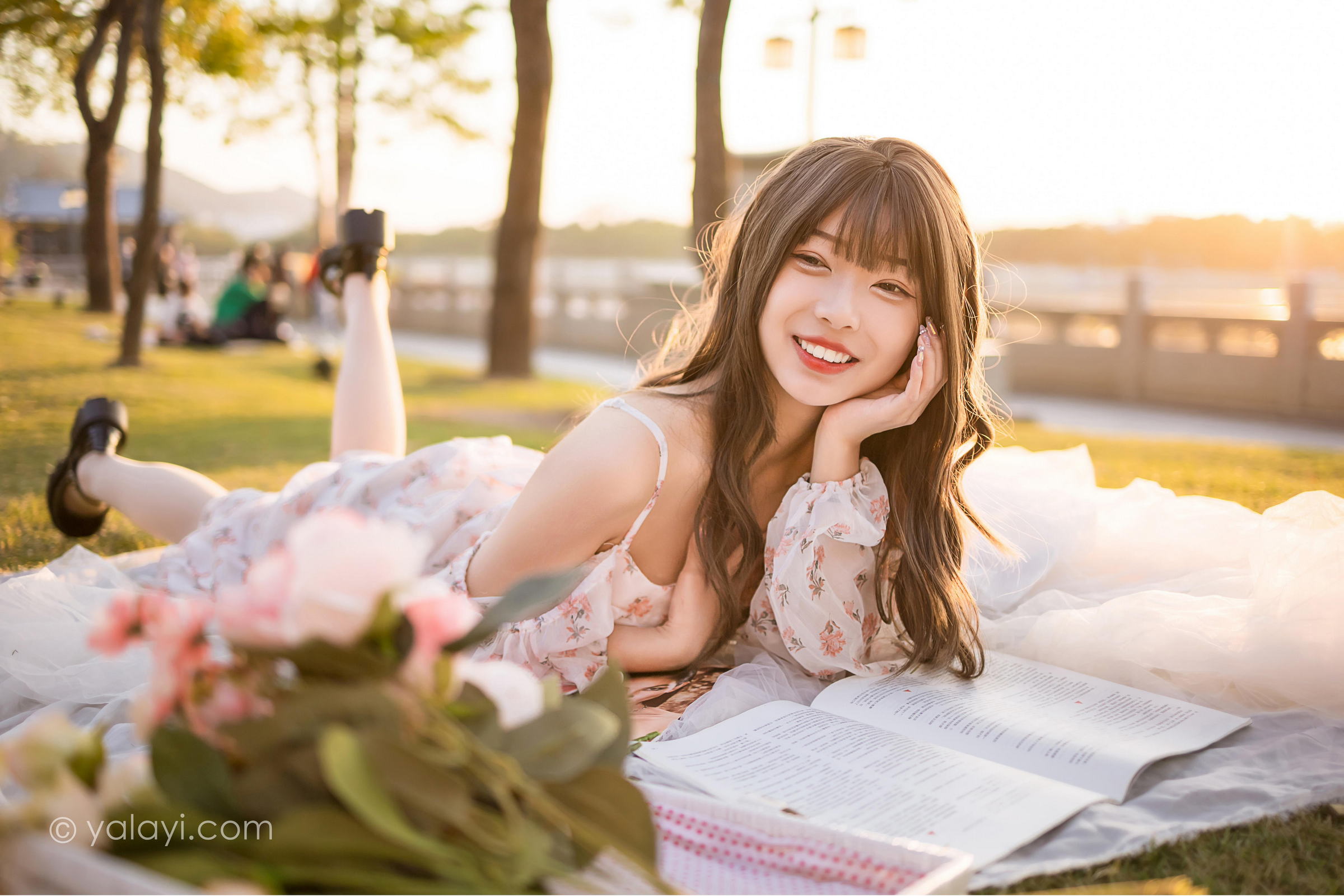 [YALAYI雅拉伊]2022.02.16 希望的阳光 阿禾 白色透视吊带连衣裙公园休闲写真集第8张