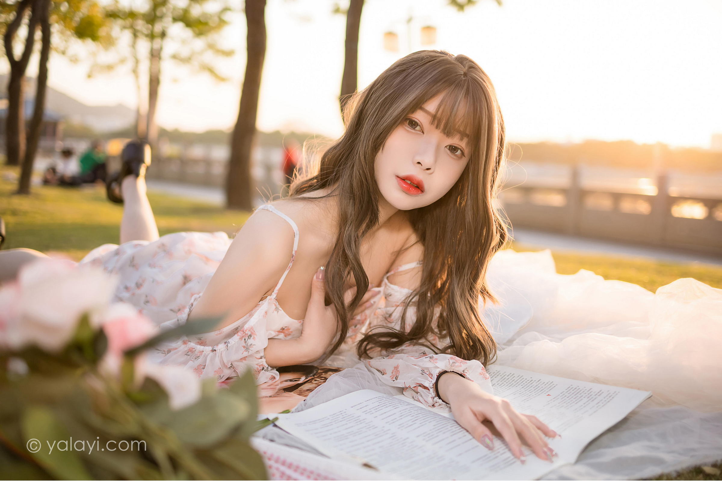 [YALAYI雅拉伊]2022.02.16 希望的阳光 阿禾 白色透视吊带连衣裙公园休闲写真集第7张